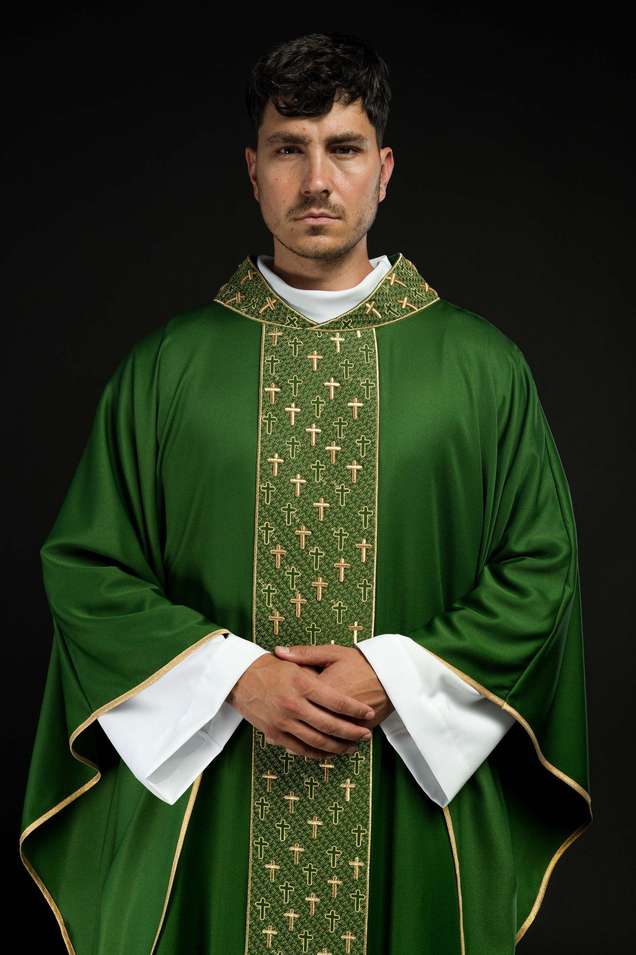 Ornat z bogato haftowanym pasem w krzyże w kolorze zielonym - ORNATY.PL