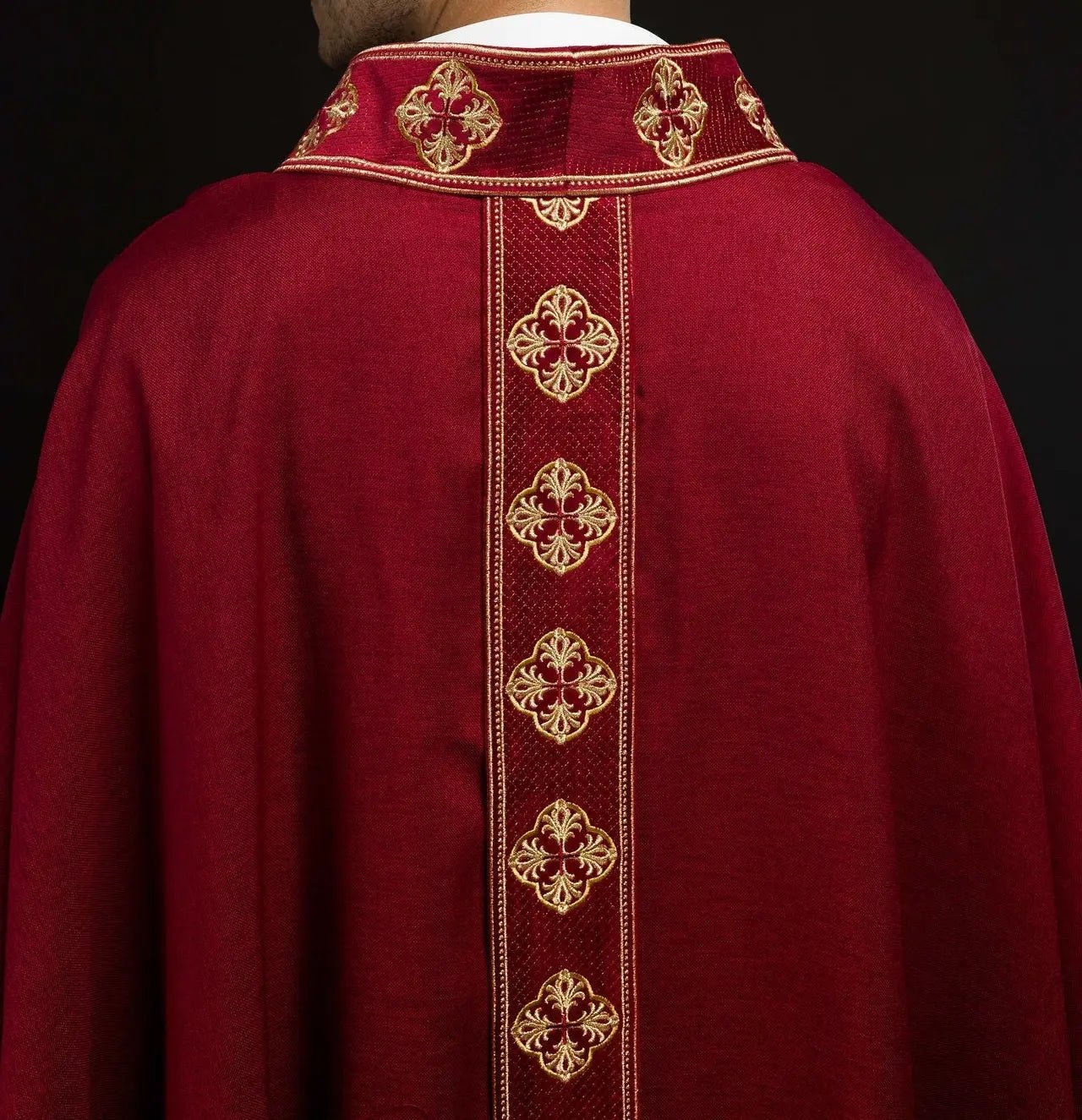 Casulla roja con cinturón bordado y cuello con cruz