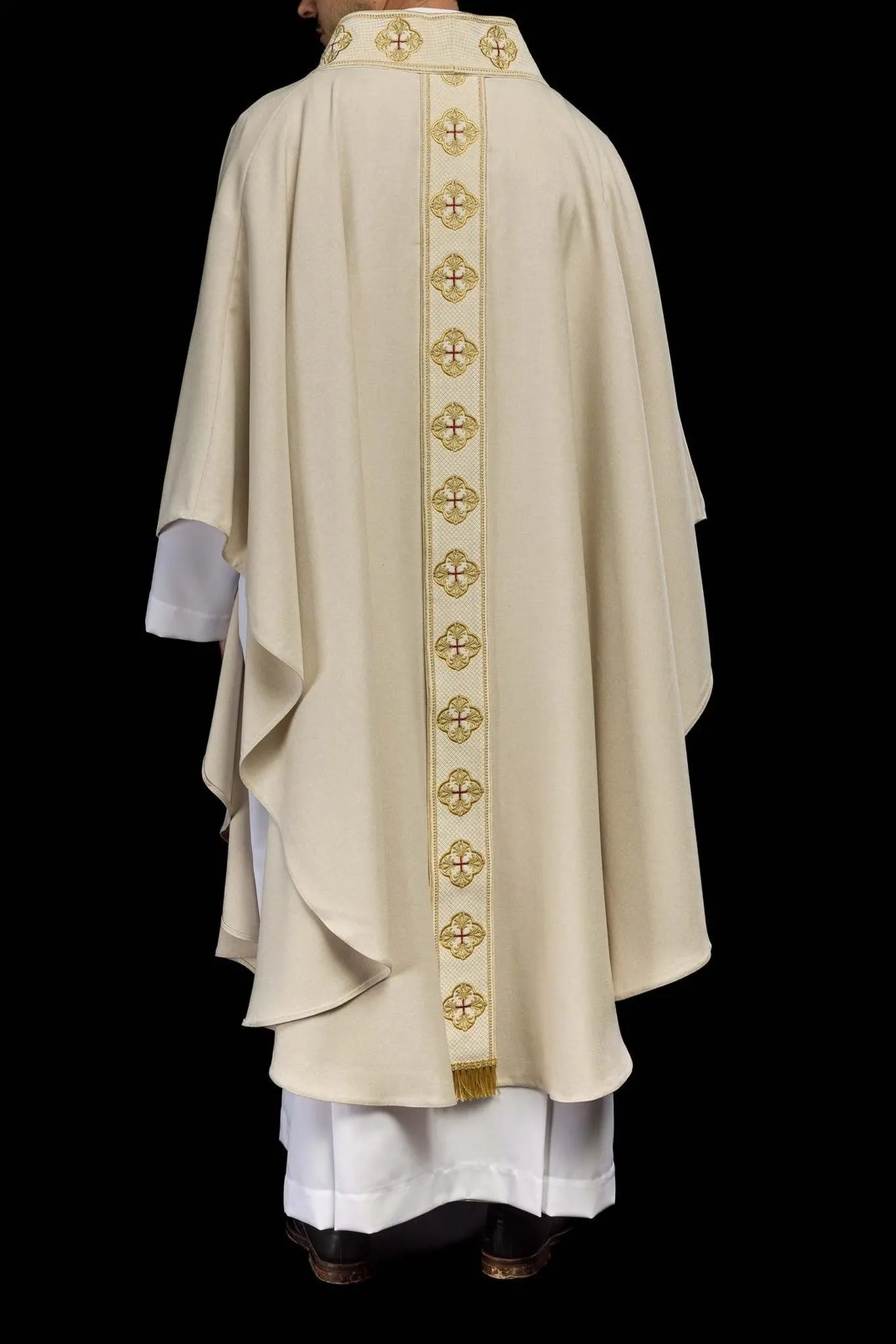 Chasuble in ecru with embroidered belt and cross collar