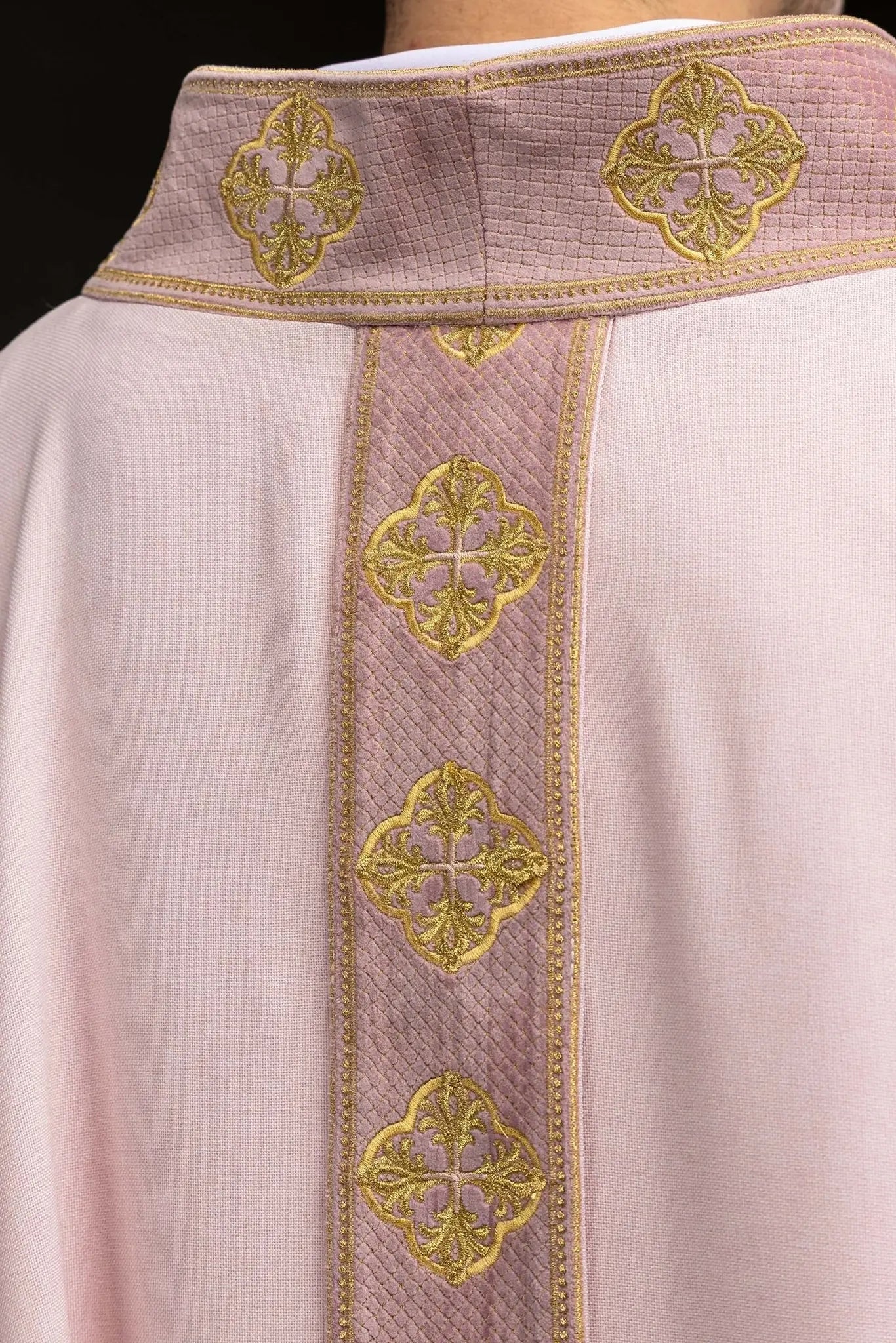 Casulla rosa con orla y cuello bordados con cruz