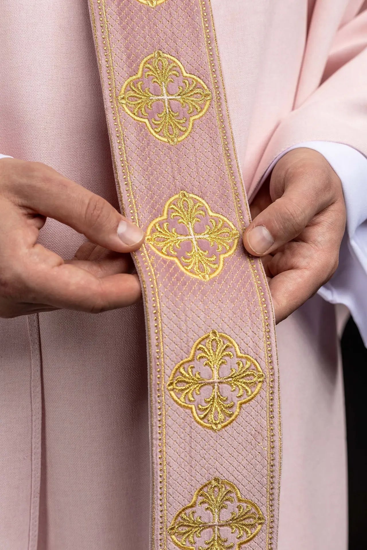 Casulla rosa con orla y cuello bordados con cruz