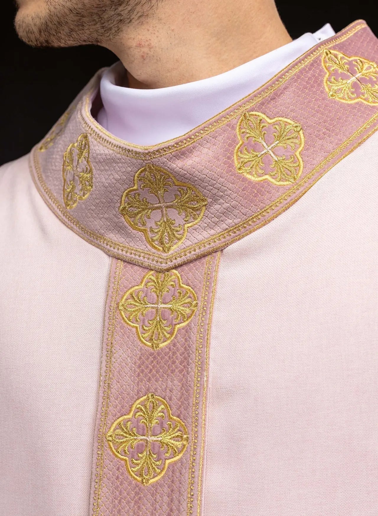 Casulla rosa con orla y cuello bordados con cruz