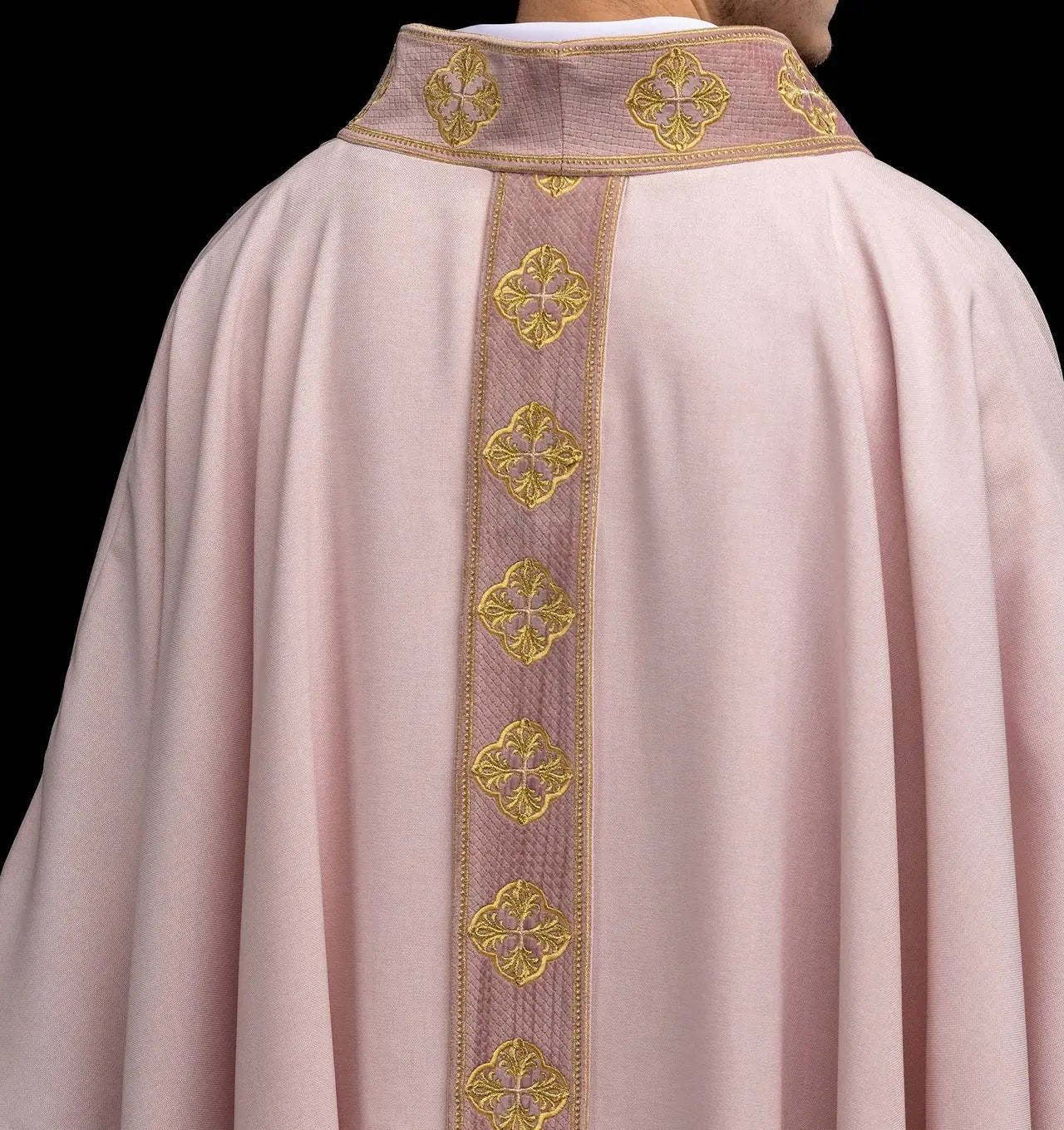 Casulla rosa con orla y cuello bordados con cruz