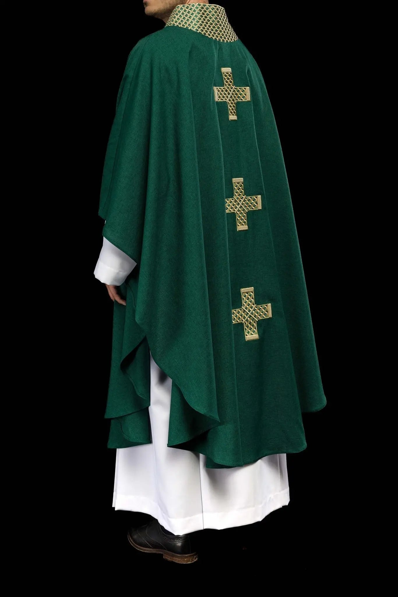 Casulla verde con cruces doradas bordadas y cuello