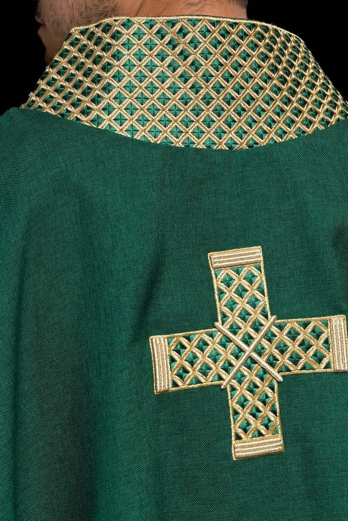 Casulla verde con cruces doradas bordadas y cuello