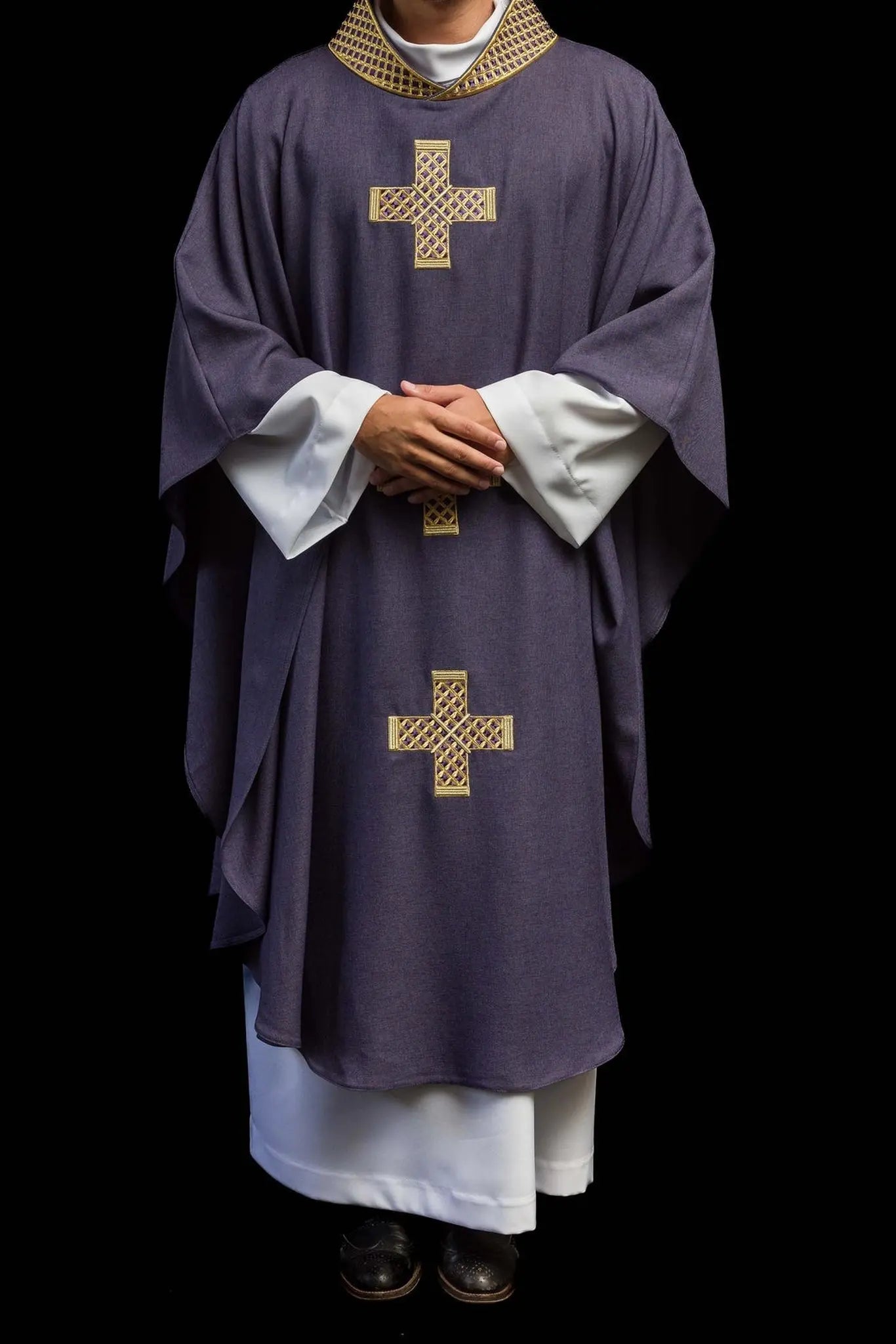 Casulla púrpura con cruces bordadas y cuello
