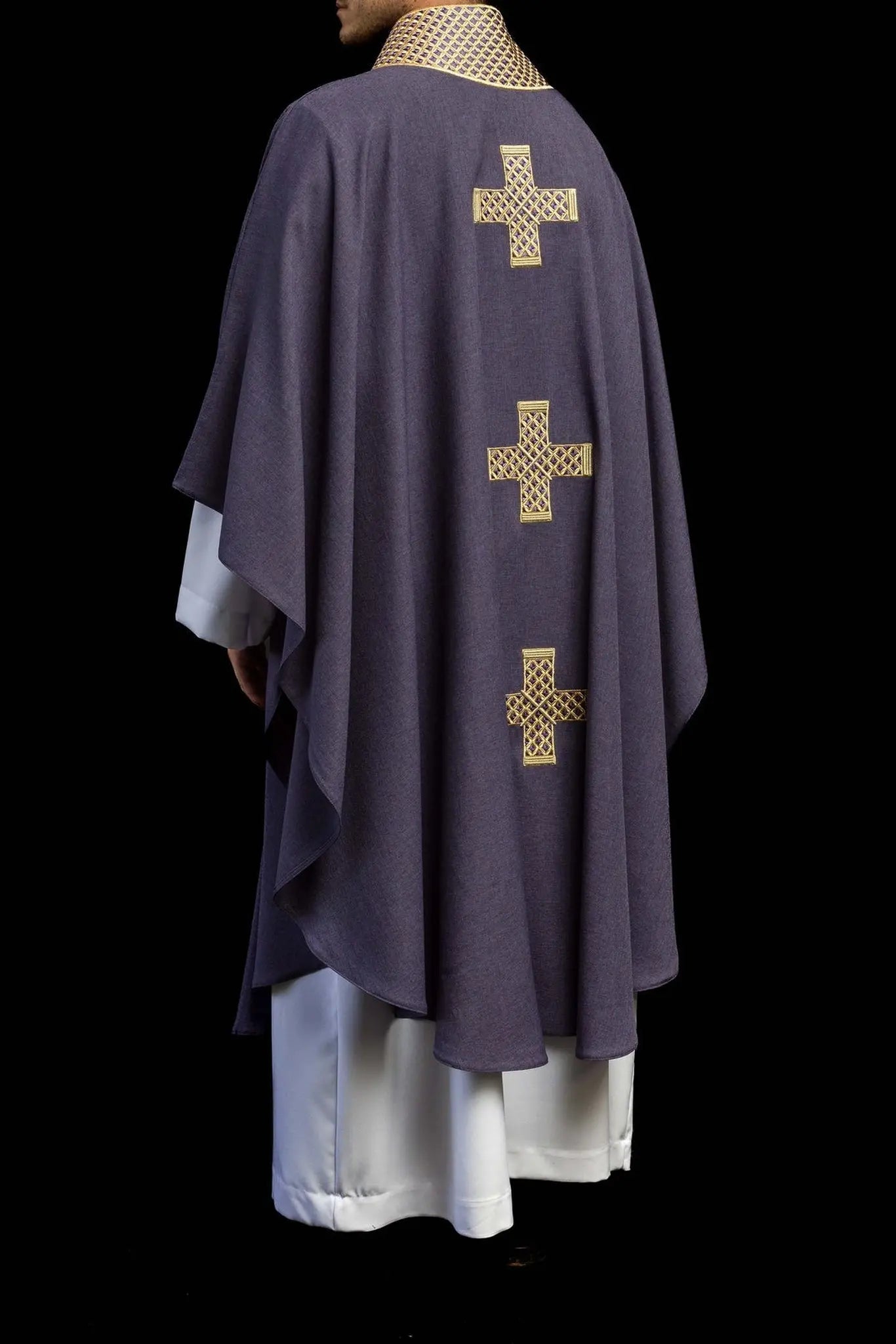 Casulla púrpura con cruces bordadas y cuello