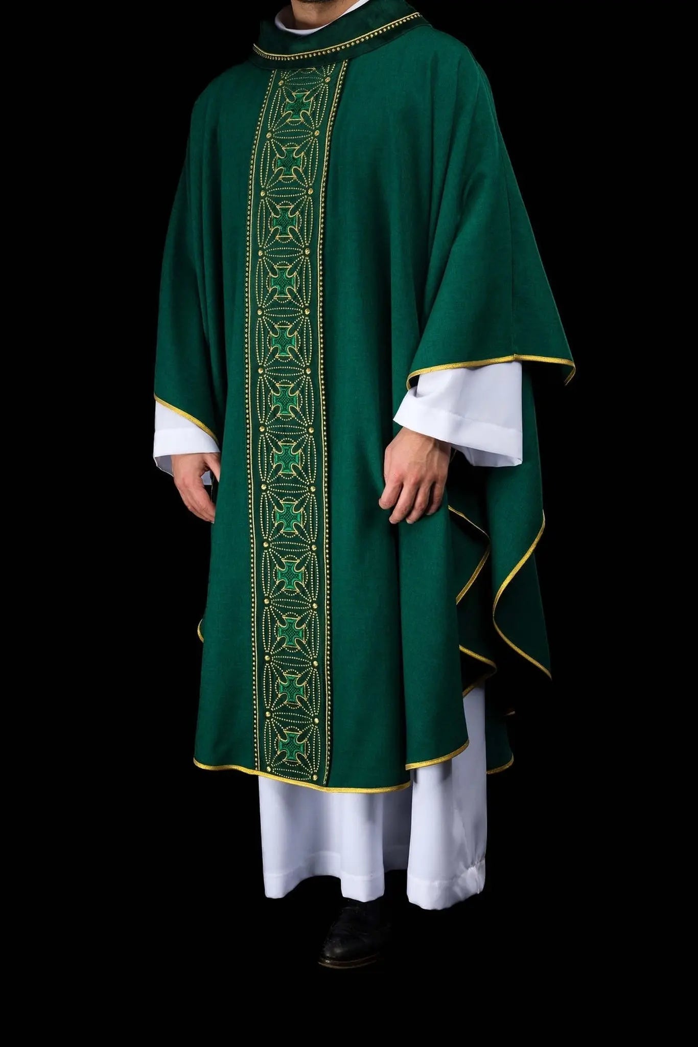 Casulla litúrgica con cinturón ricamente decorado con cruces en verde