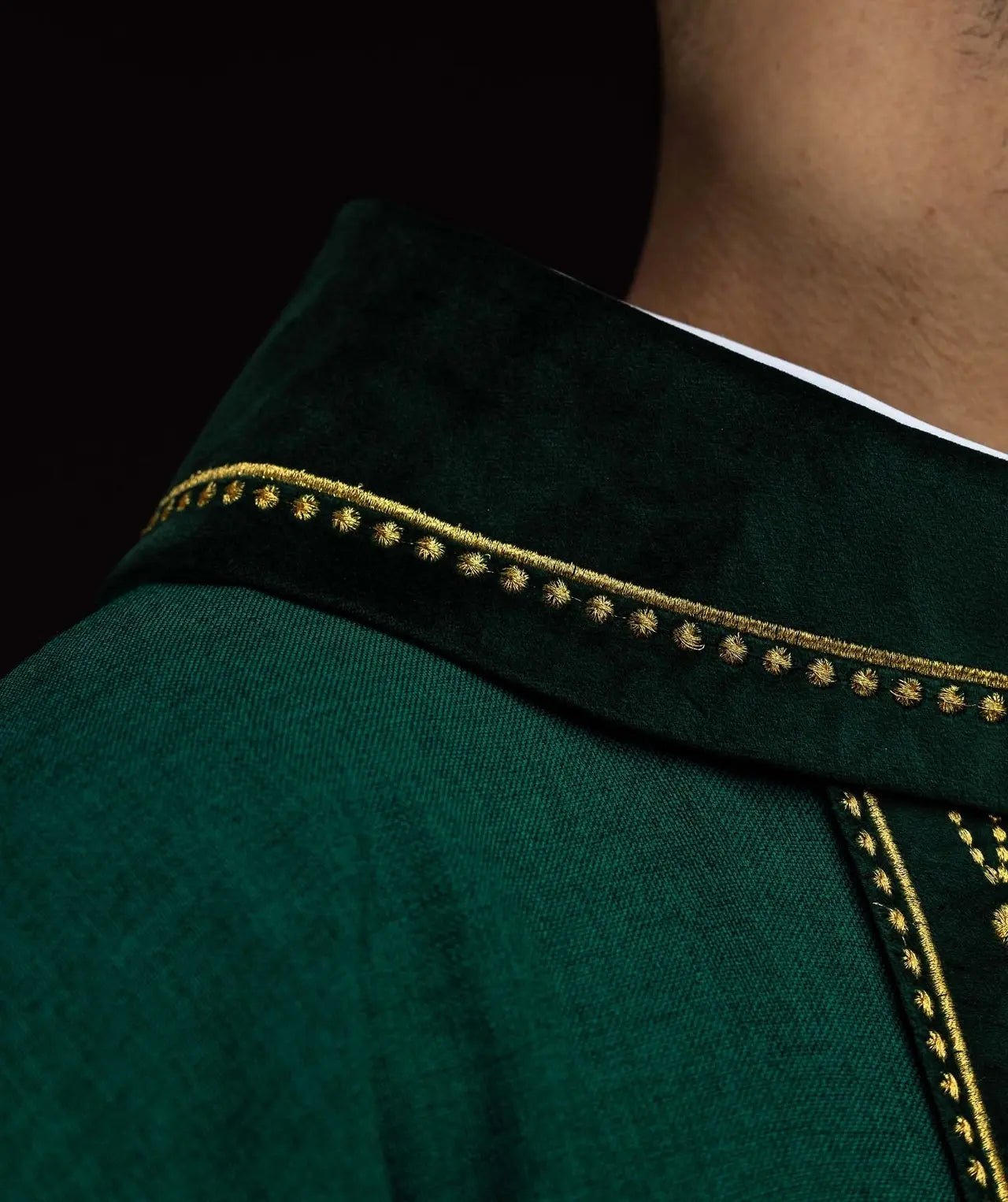 Casulla litúrgica con cinturón ricamente decorado con cruces en verde