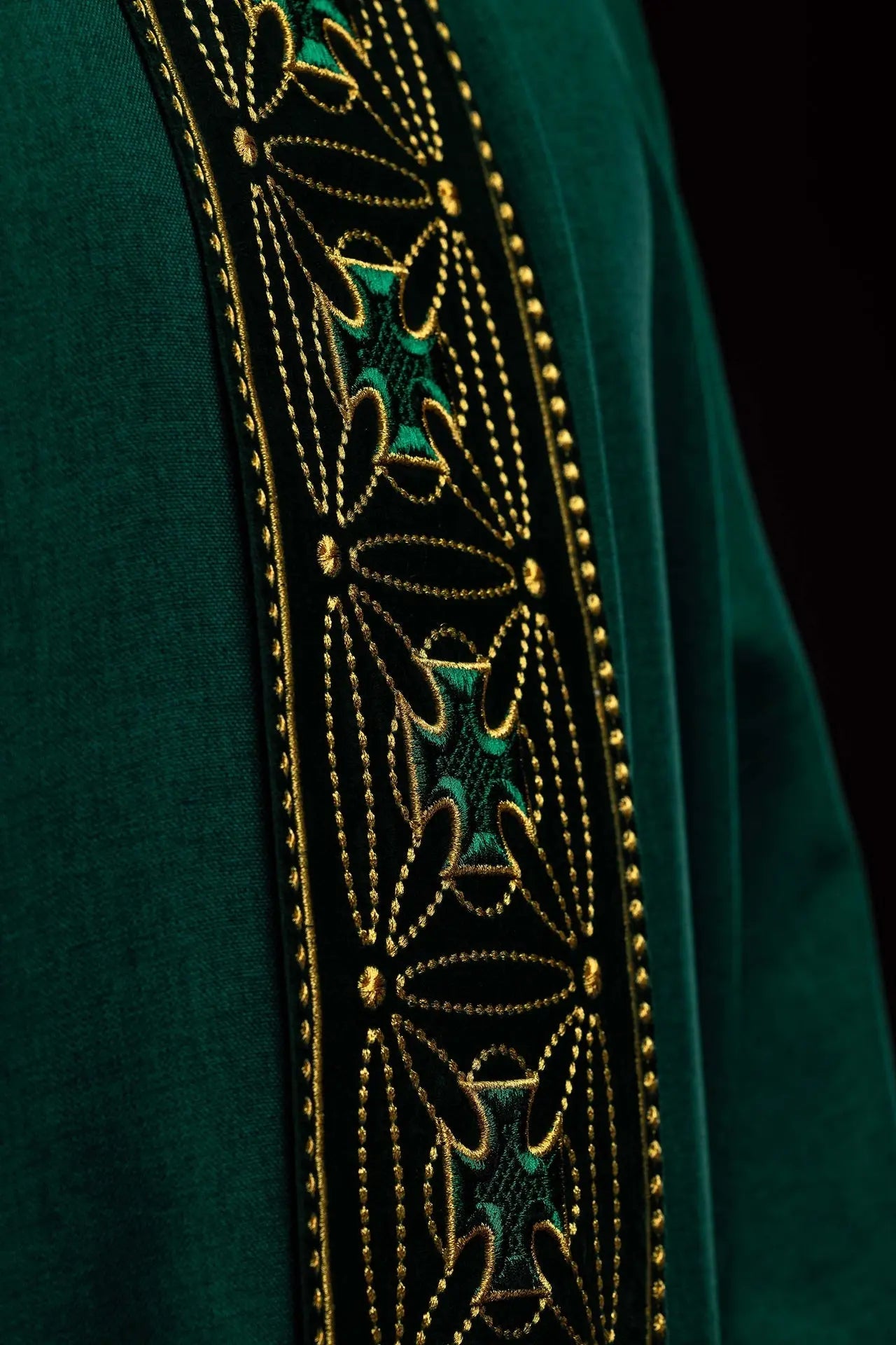 Casulla litúrgica con cinturón ricamente decorado con cruces en verde