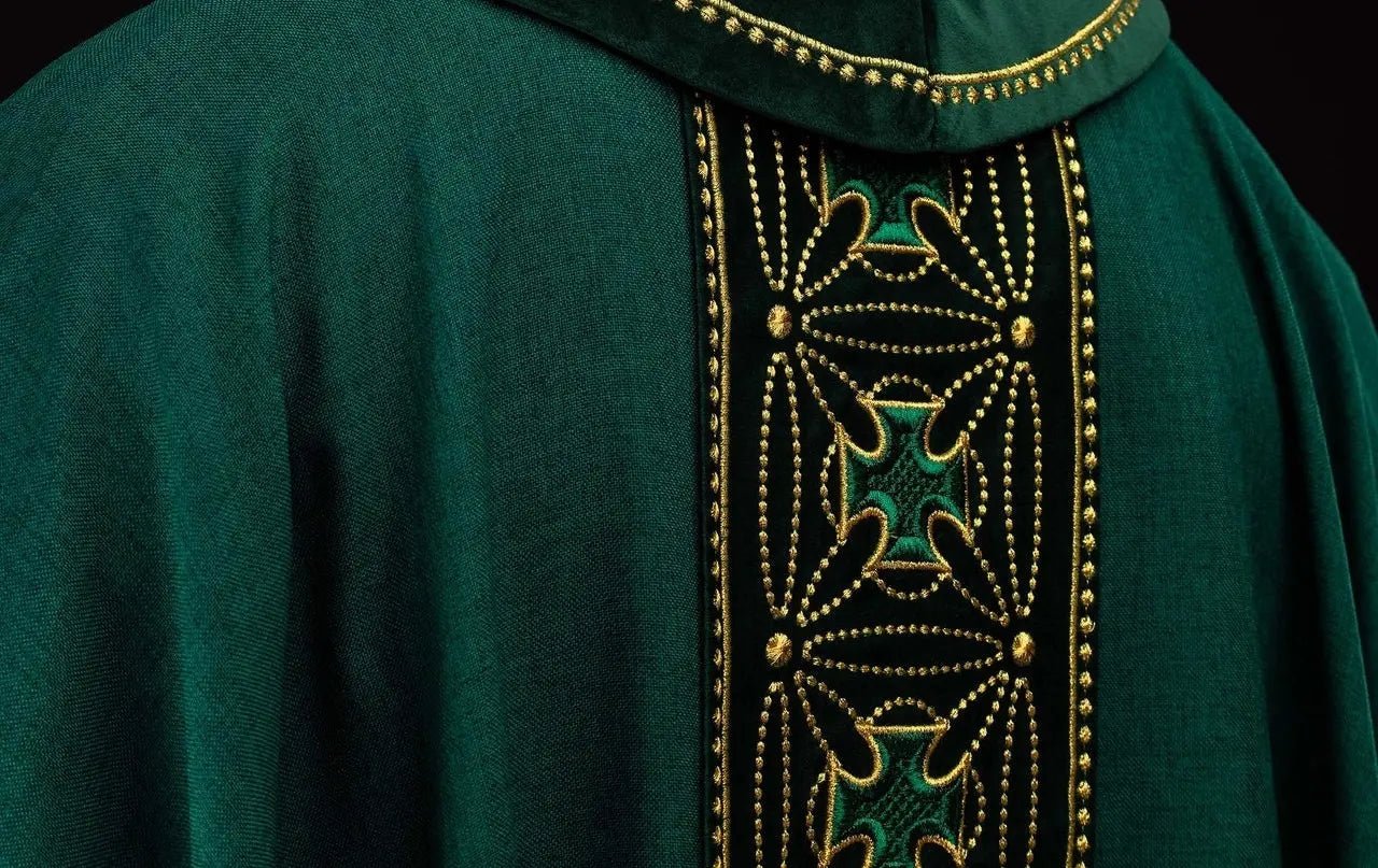 Casulla litúrgica con cinturón ricamente decorado con cruces en verde