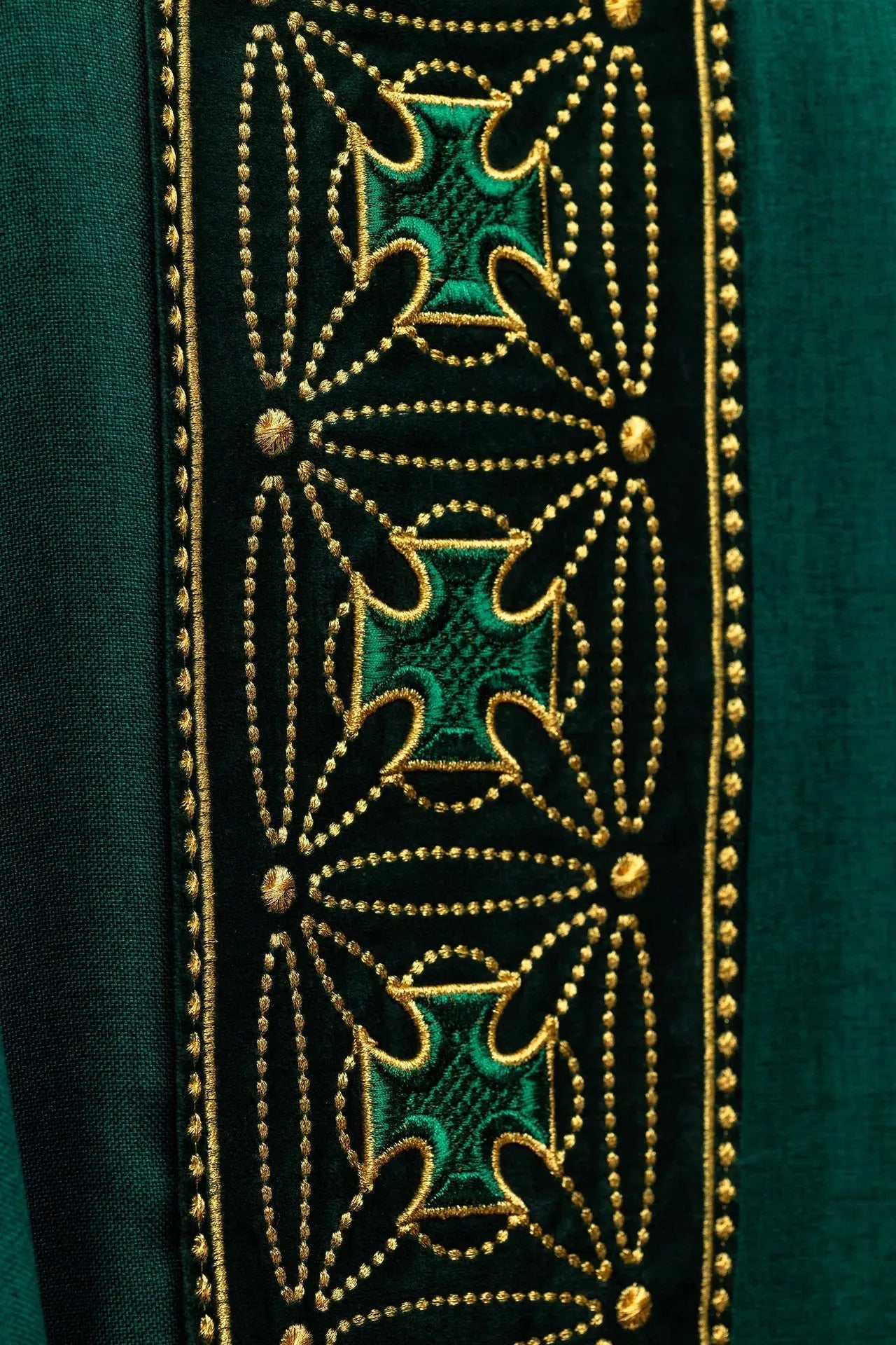 Casulla litúrgica con cinturón ricamente decorado con cruces en verde