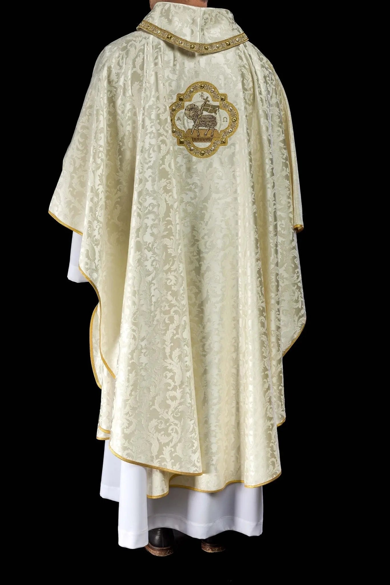 Casulla con cordero de Pascua cosido en tela decorativa