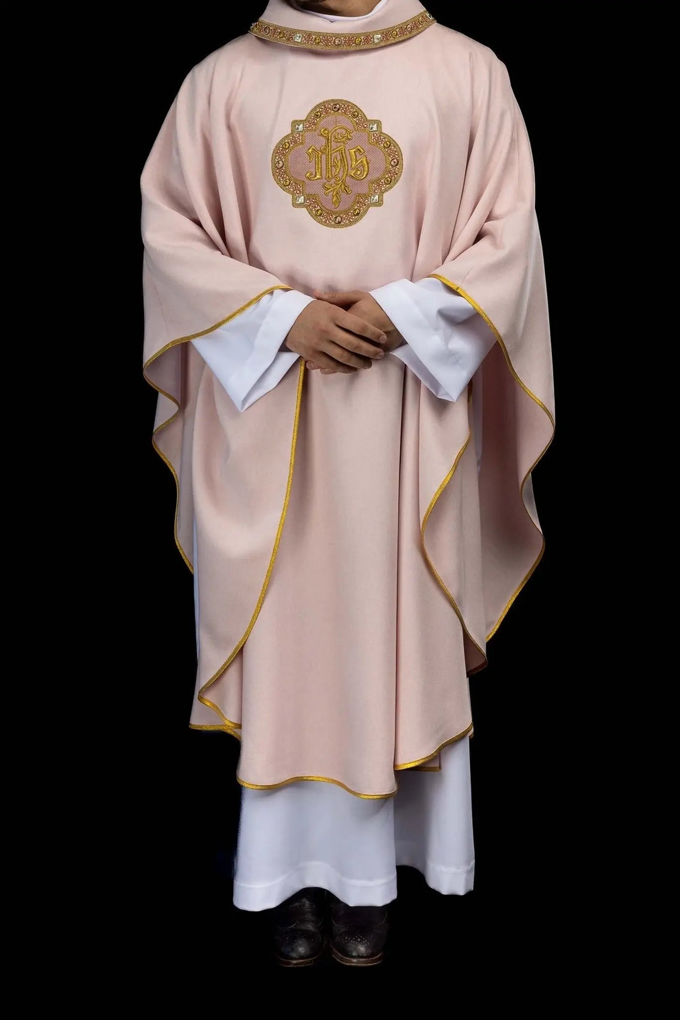 Casulla rosa con bordado IHS y adorno decorativo