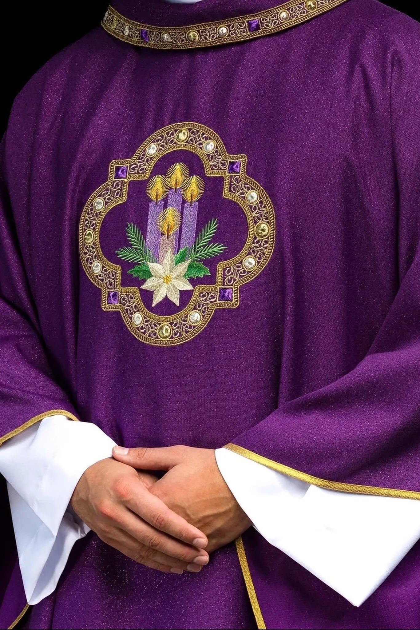 Casulla de Adviento bordada hecha de tela brillante