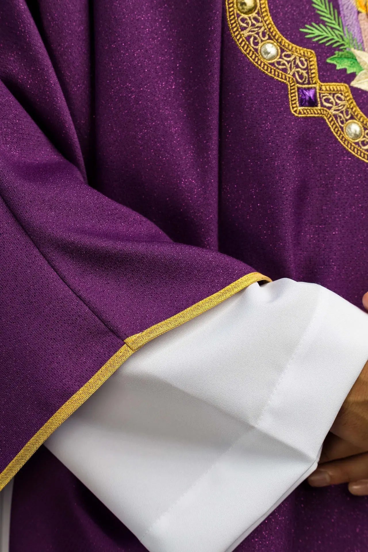 Casulla de Adviento bordada hecha de tela brillante