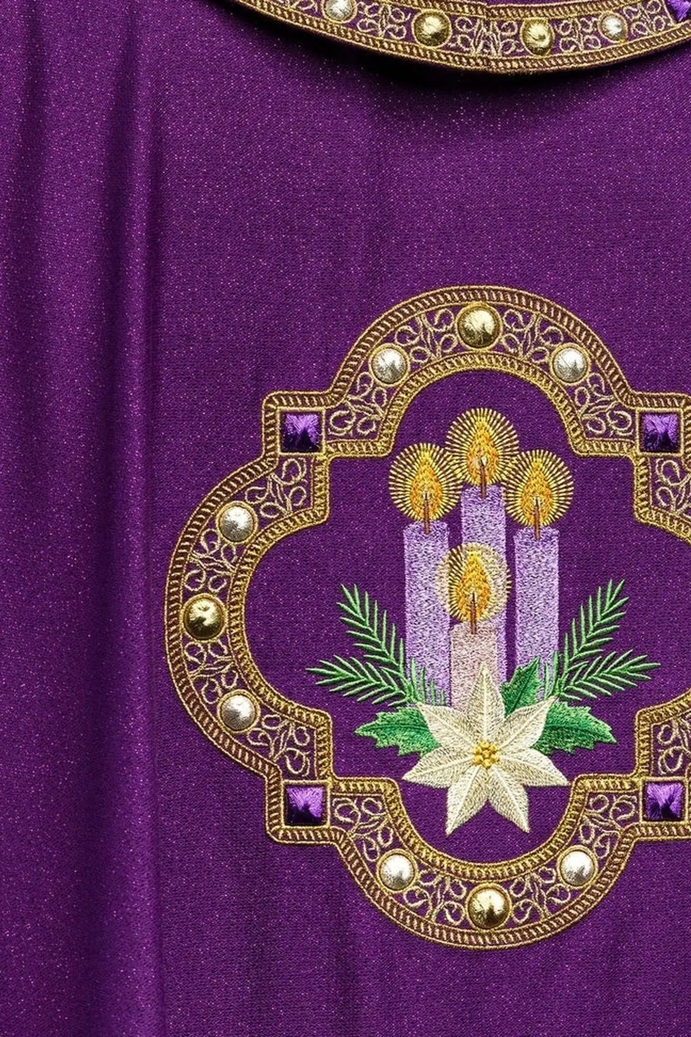 Casulla de Adviento bordada hecha de tela brillante