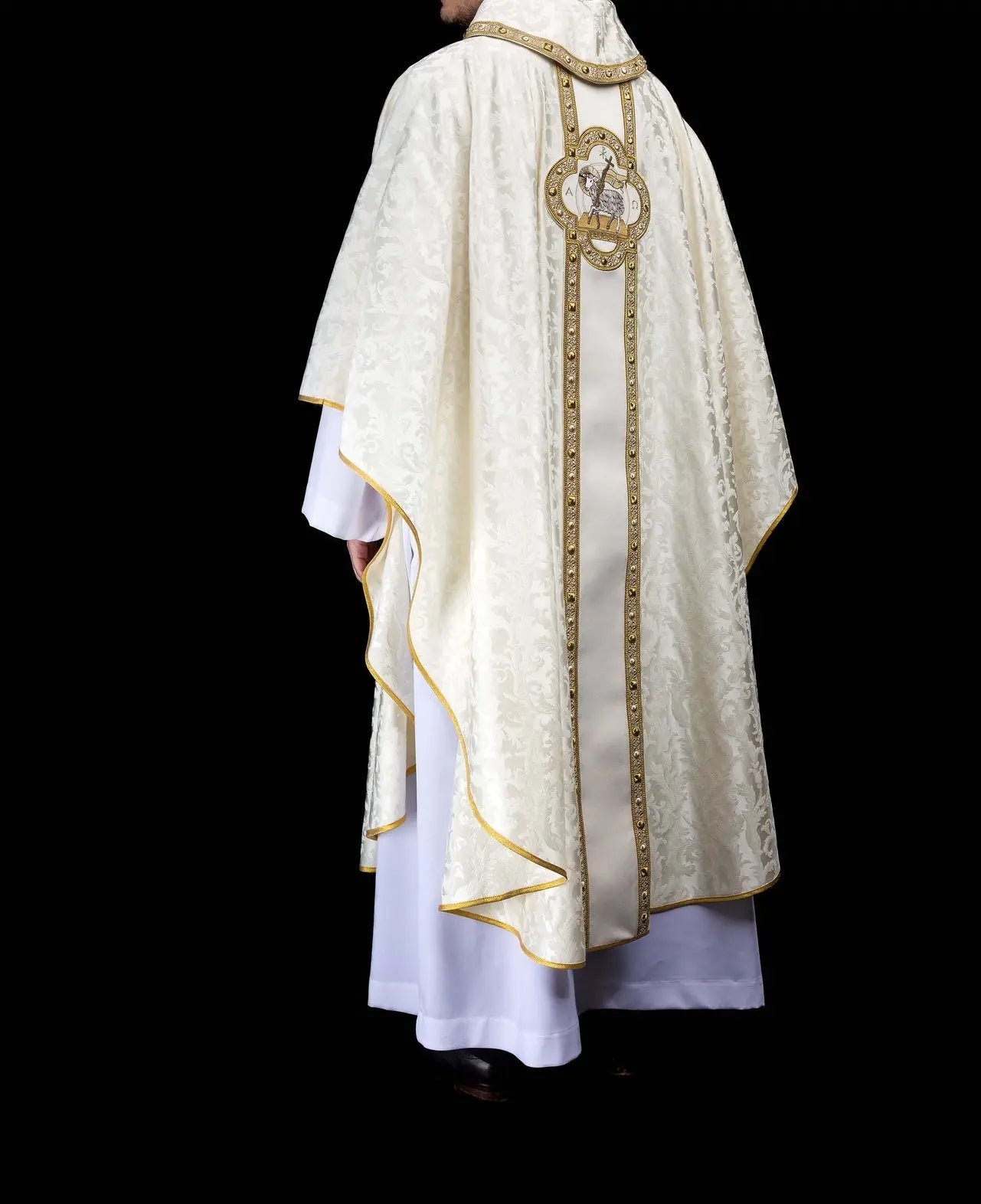 Casulla con Cordero Pascual Bordado y Orfre en Jacquard Ecru