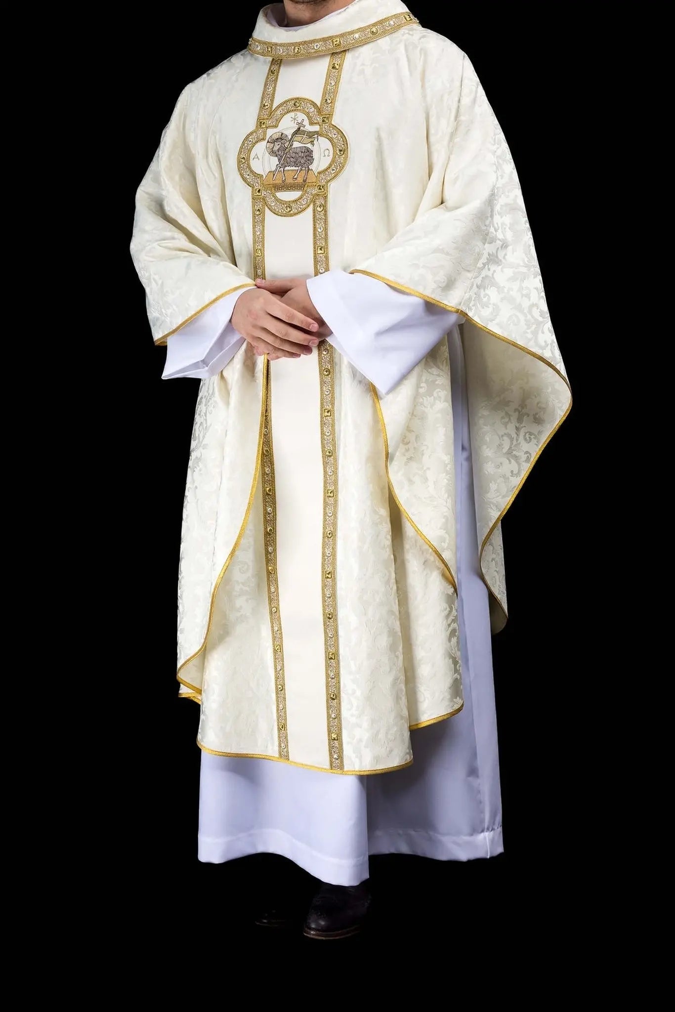 Casulla con Cordero Pascual Bordado y Orfre en Jacquard Ecru