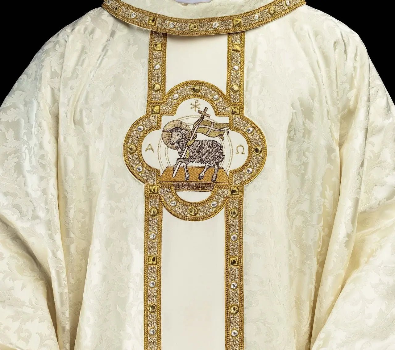 Casulla con Cordero Pascual Bordado y Orfre en Jacquard Ecru