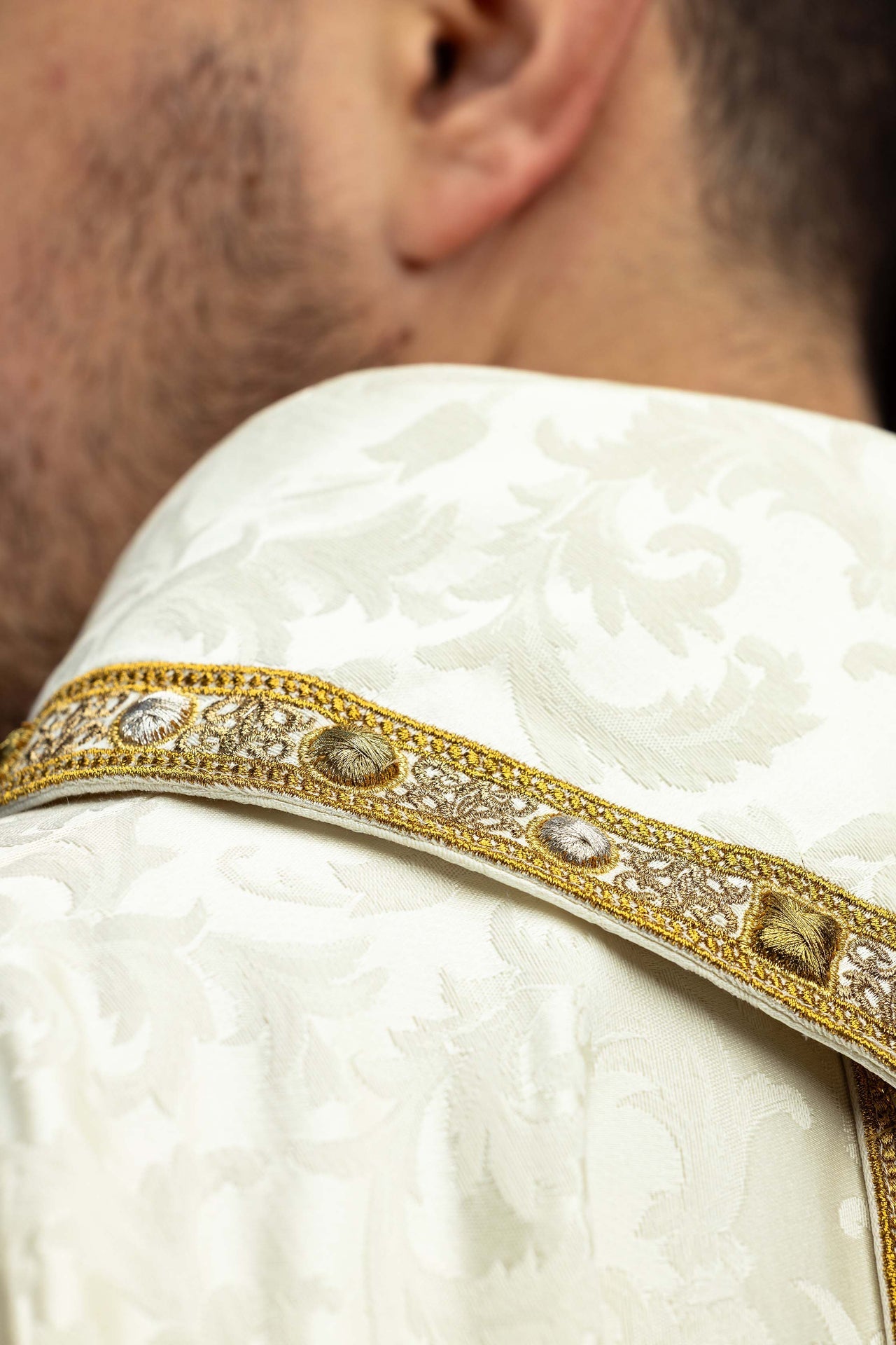 Ornat z pasem i haftem baranka wielkanocnego na tkaninie żakardowej - ORNATY.PL