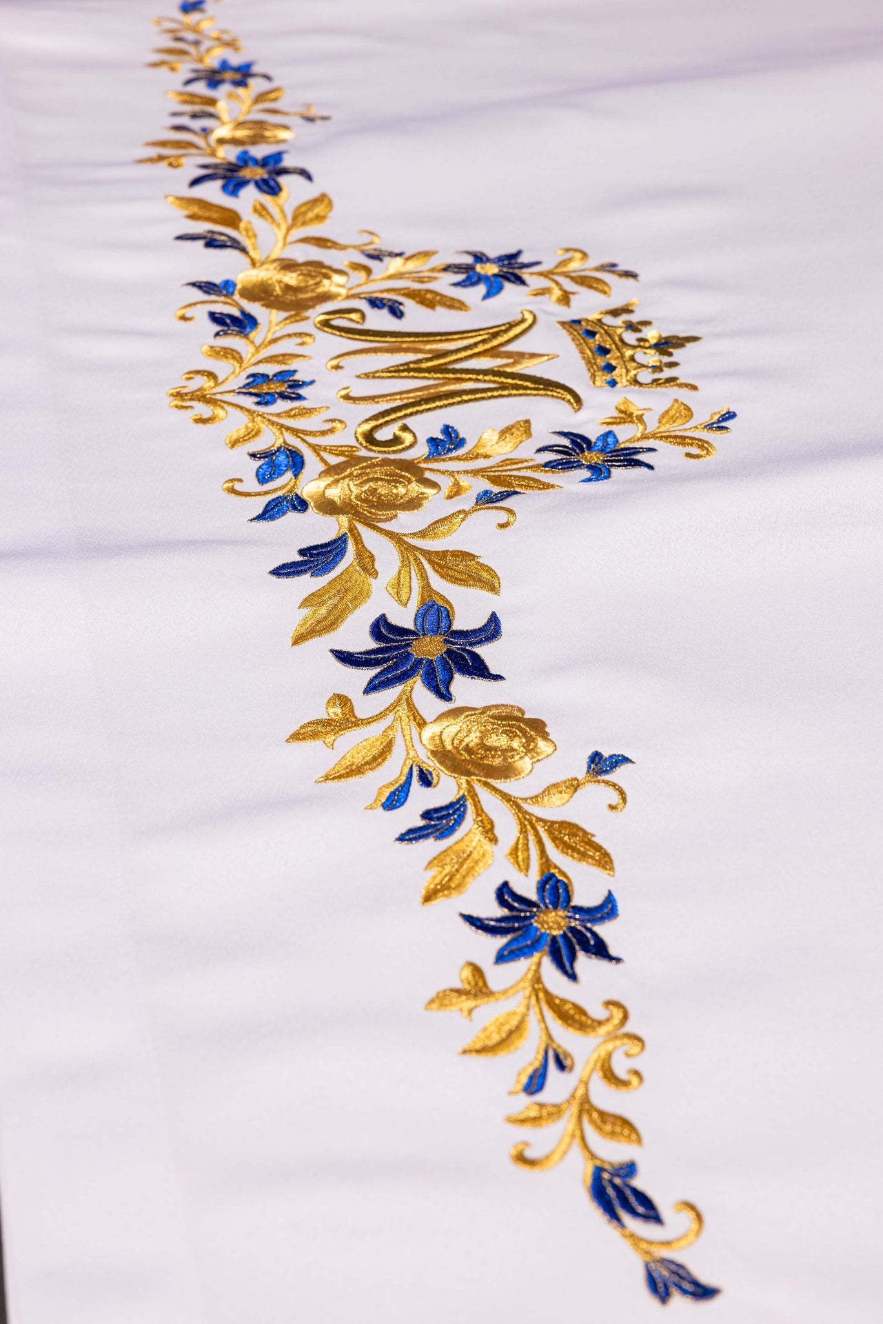 Obrus ołtarzowy z haftowanym symbolem maryjnym - ORNATY.PL