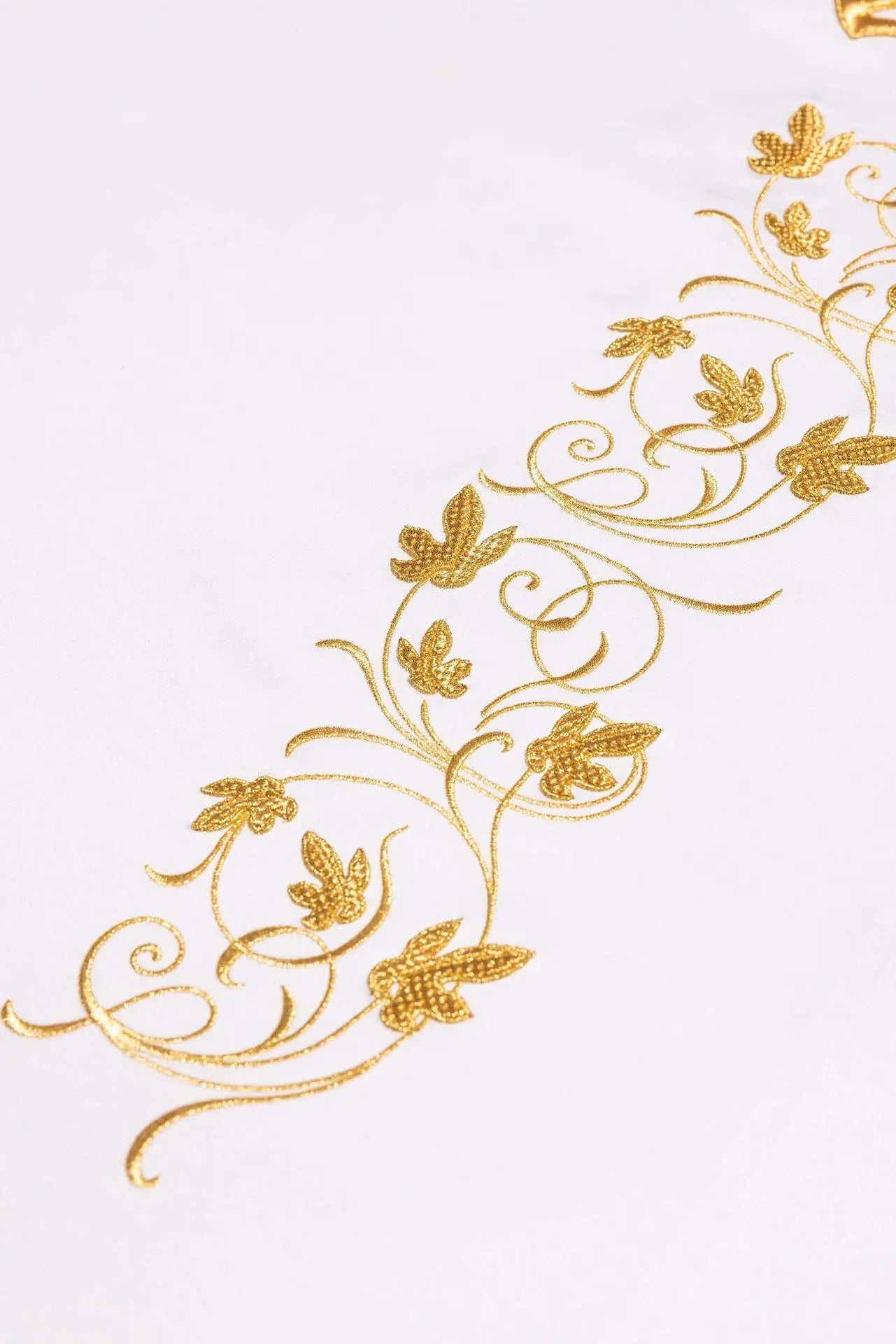 Mantel de altar con bordado dorado IHS