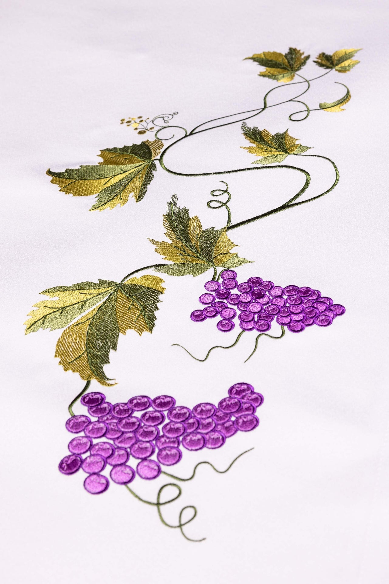 Obrus ołtarzowy z haftowanym symbolem kielicha - ORNATY.PL