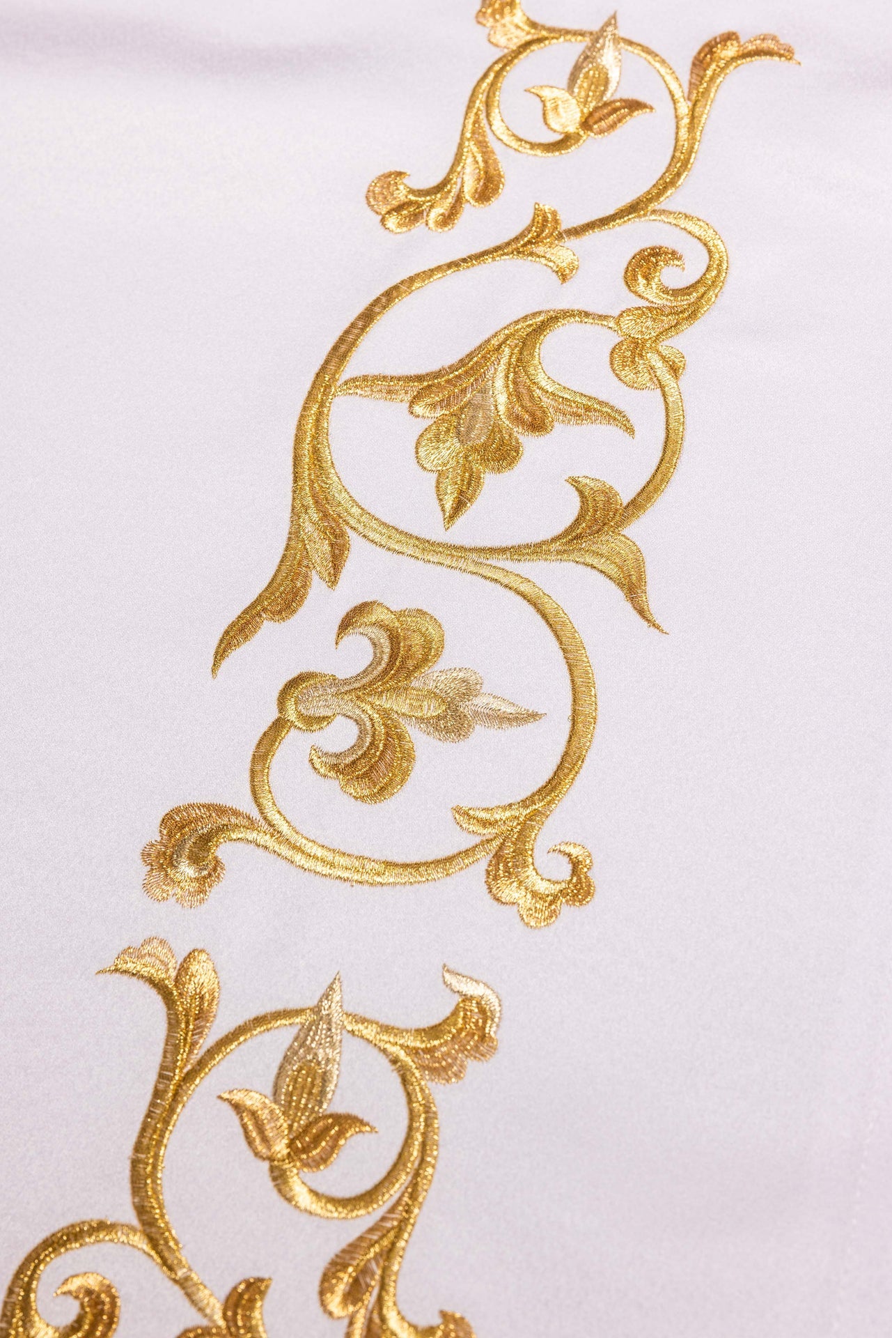 Obrus ołtarzowy z haftowanym symbolem IHS - ORNATY.PL