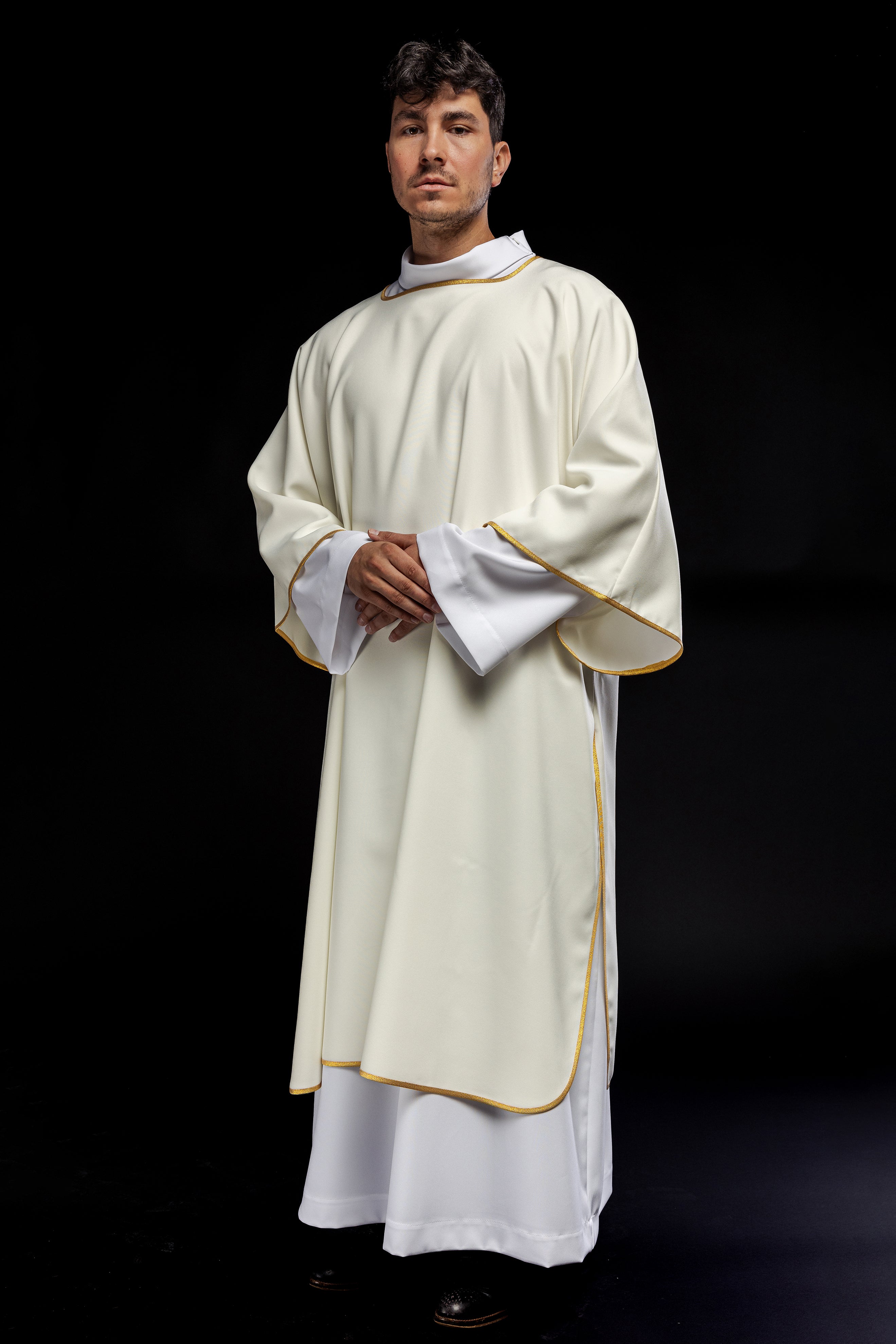 Dalmáticas lisas con ribete dorado ecru