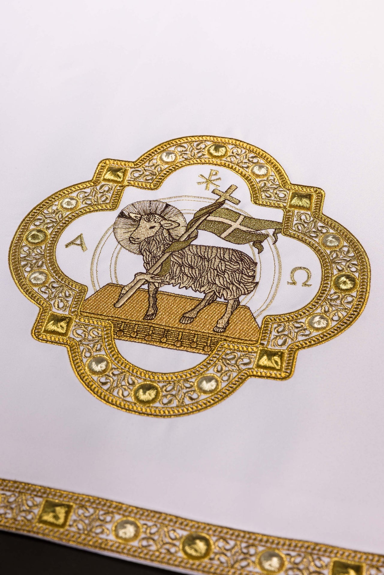 Obrus ołtarzowy na wielkanoc z haftem baranka - ORNATY.PL