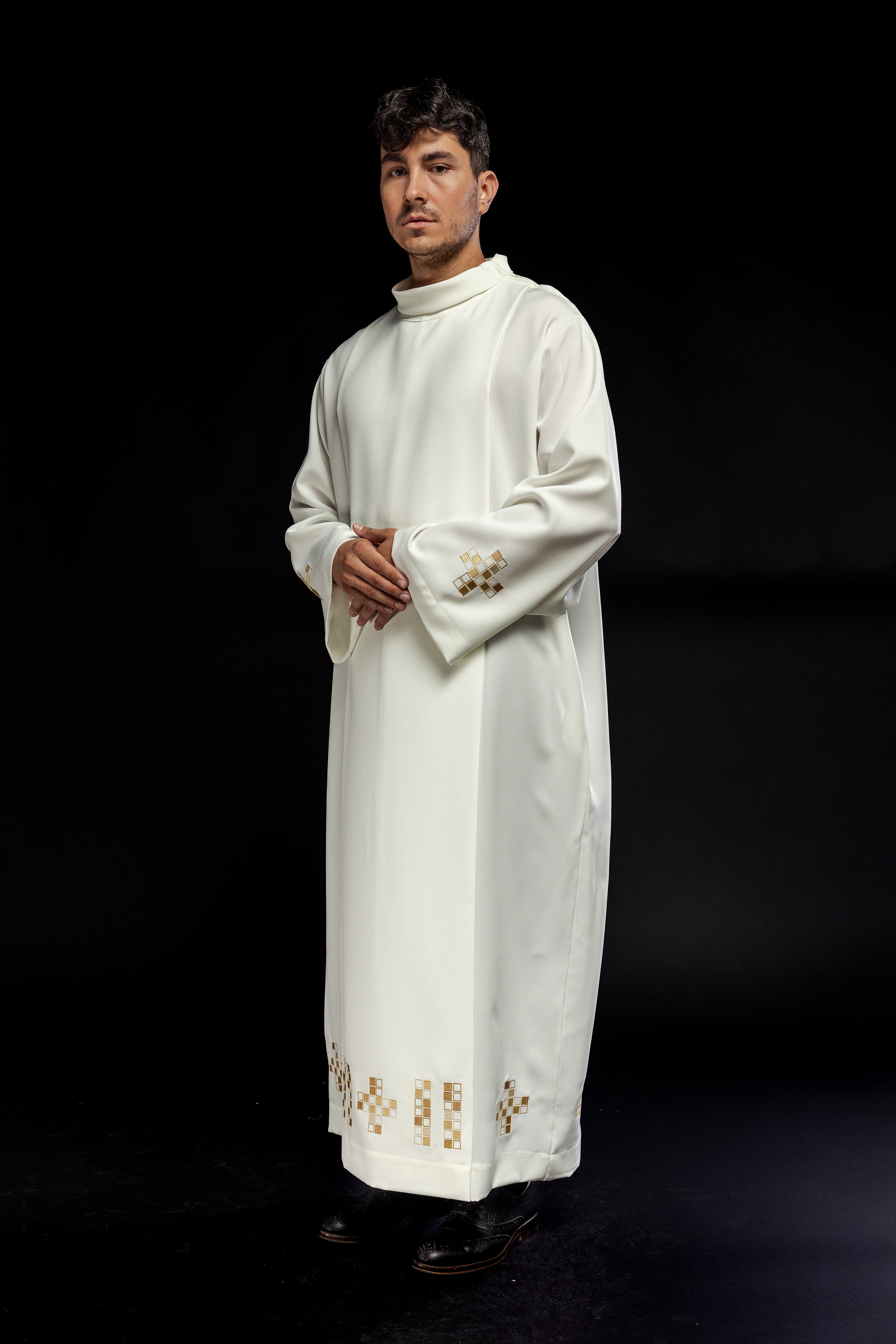 Alba con cruces de mosaico bordadas ecru