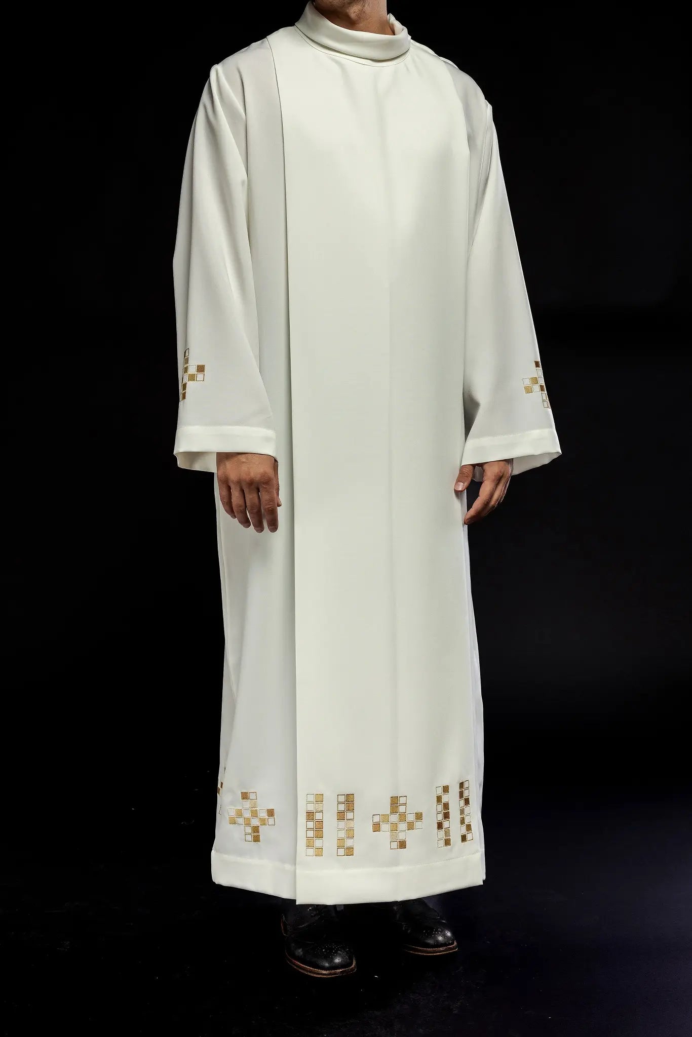 Alba con cruces de mosaico bordadas ecru