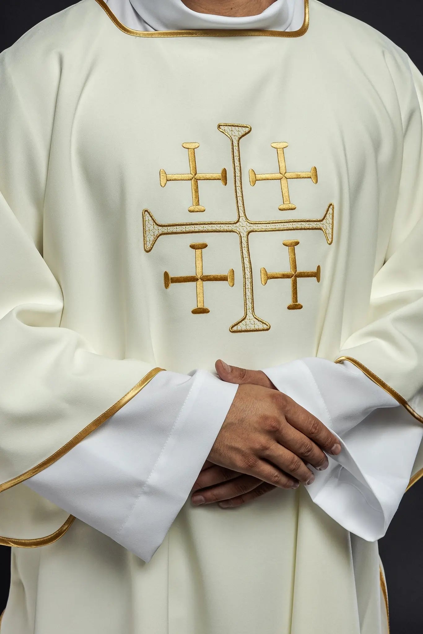 Dalmatica con cruces bordadas en oro ecru