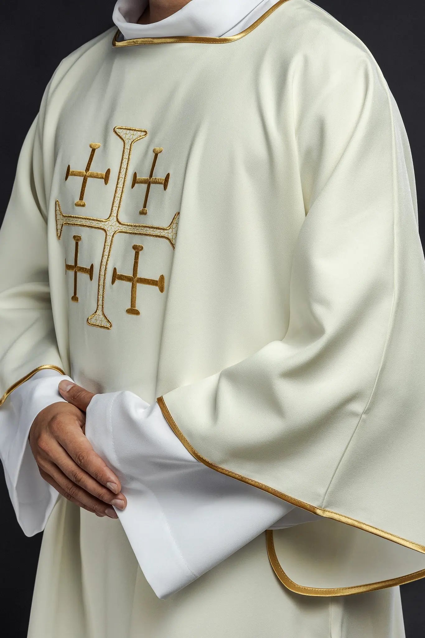 Dalmatica con cruces bordadas en oro ecru