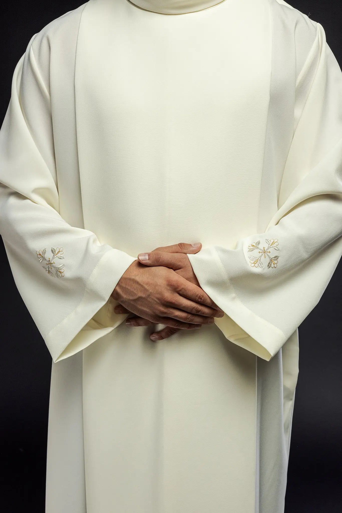 Túnica de sacerdote con cuello alto decorada con bordado ecru