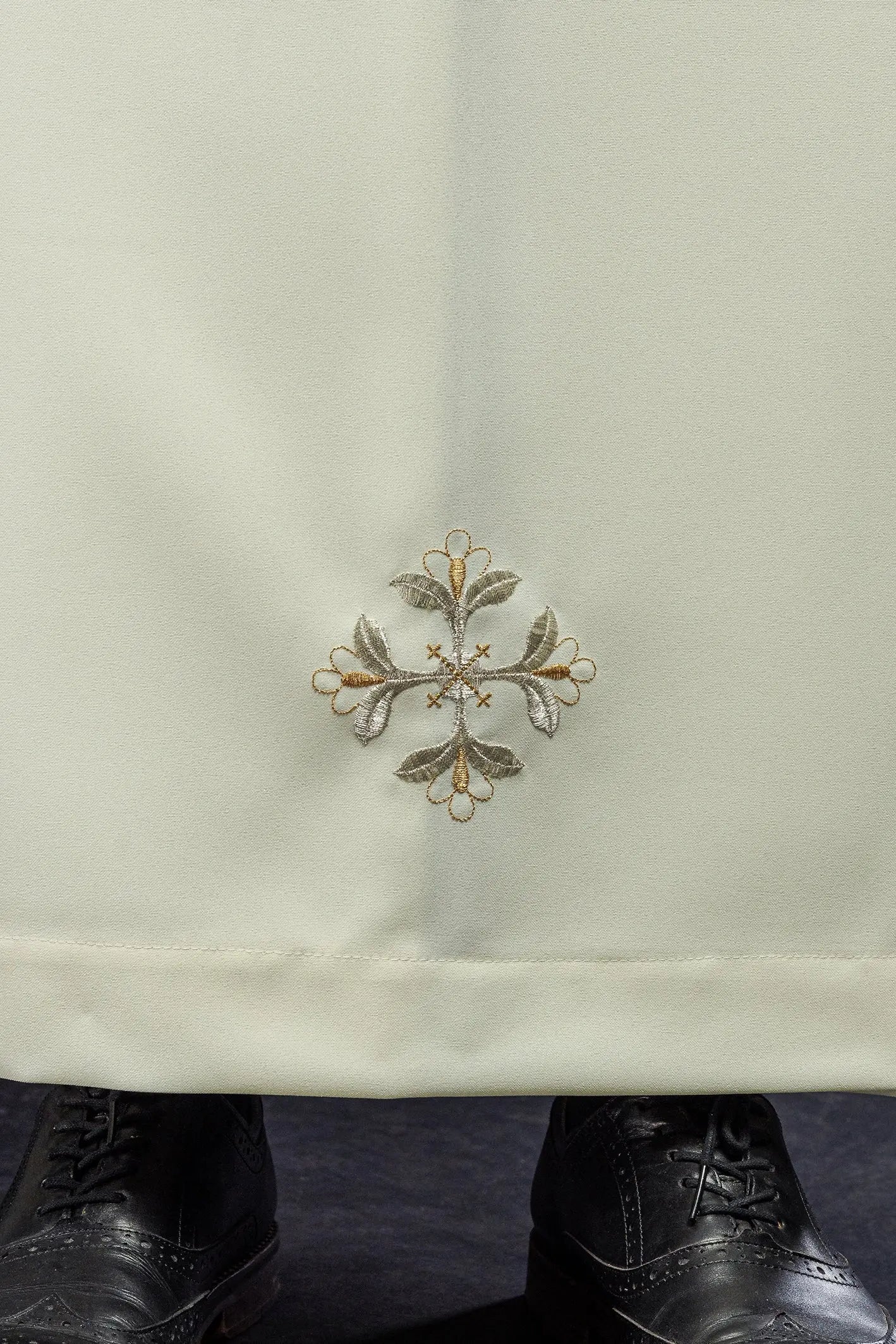 Túnica de sacerdote con cuello alto decorada con bordado ecru