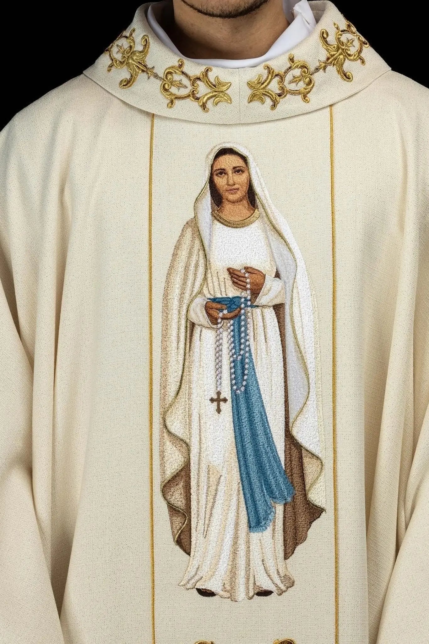 Casulla ricamente bordada con Nuestra Señora del Rosario