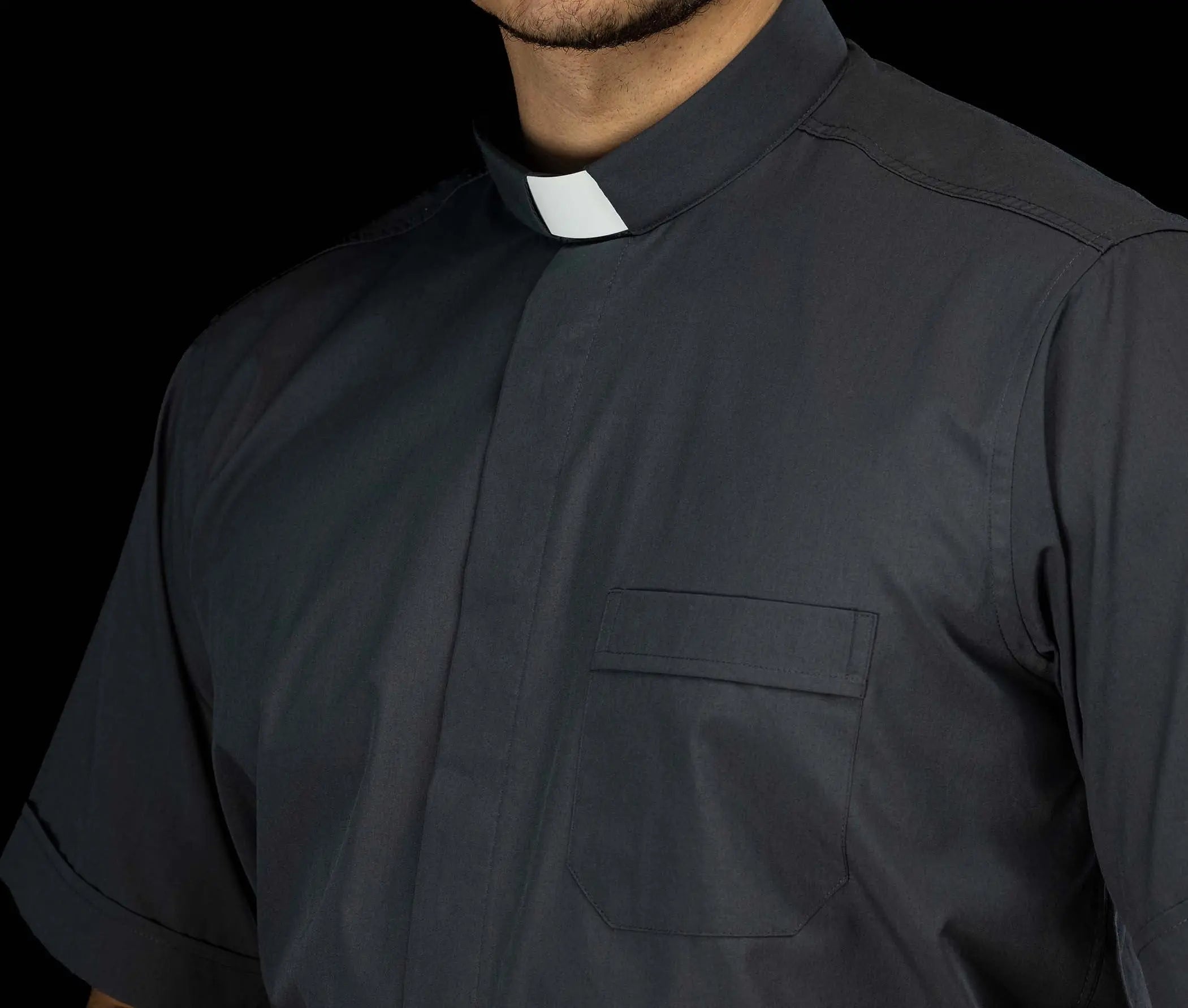 Camisa para Clero Gris Oscuro de Manga Corta con Solapa de Cuello