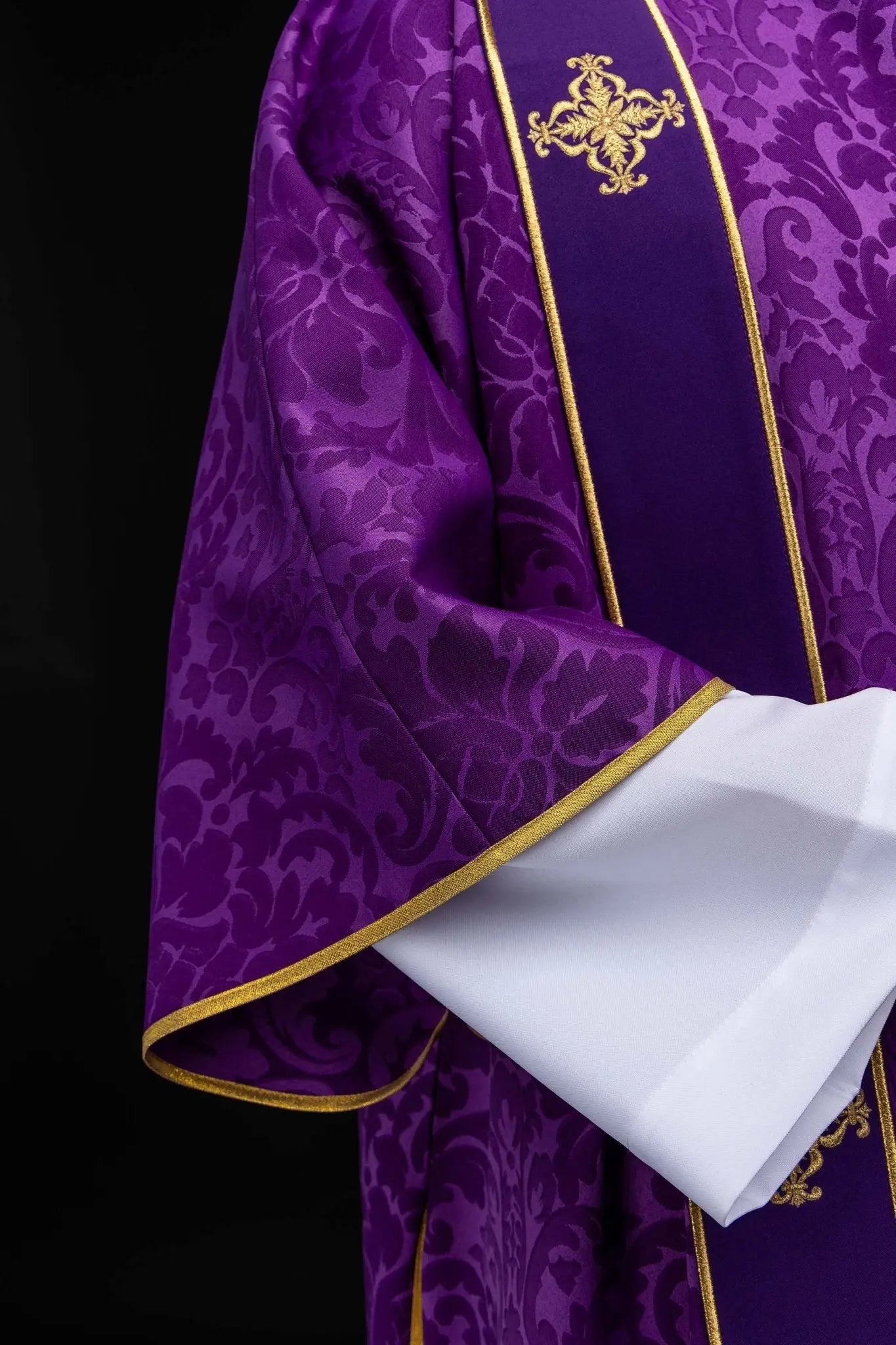 Dalmatica de jacquard púrpura con bordado de Cruz dorada