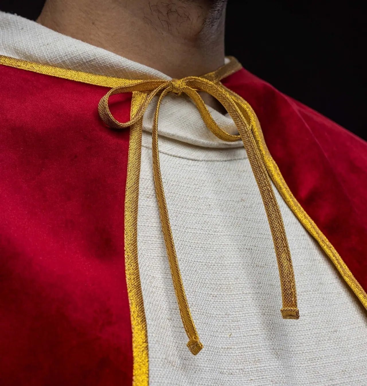 Capa de terciopelo roja para monaguillo con cierre de lazo