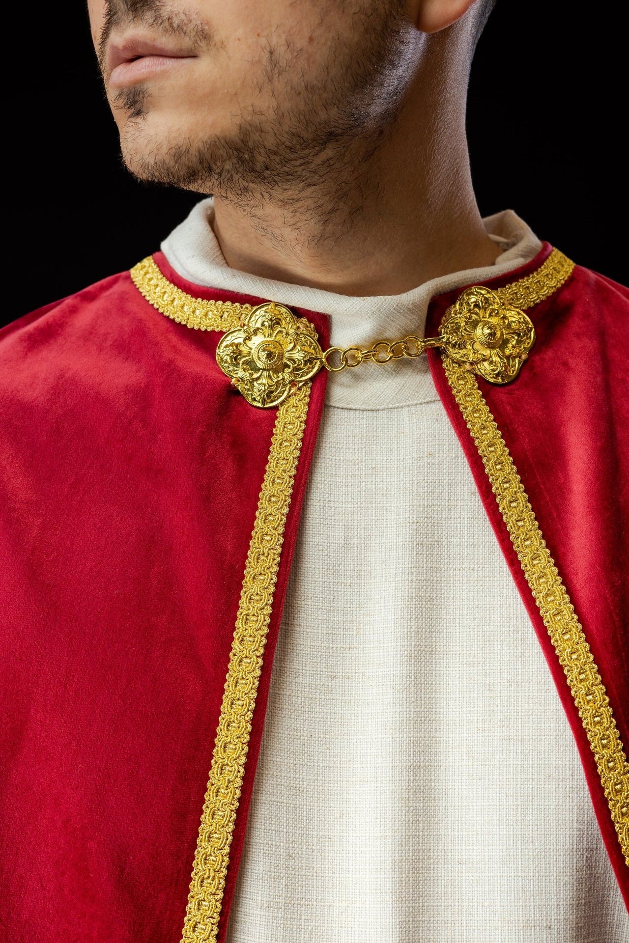 Aksamitna pelerynka ministrancka z zapięciem czerwona