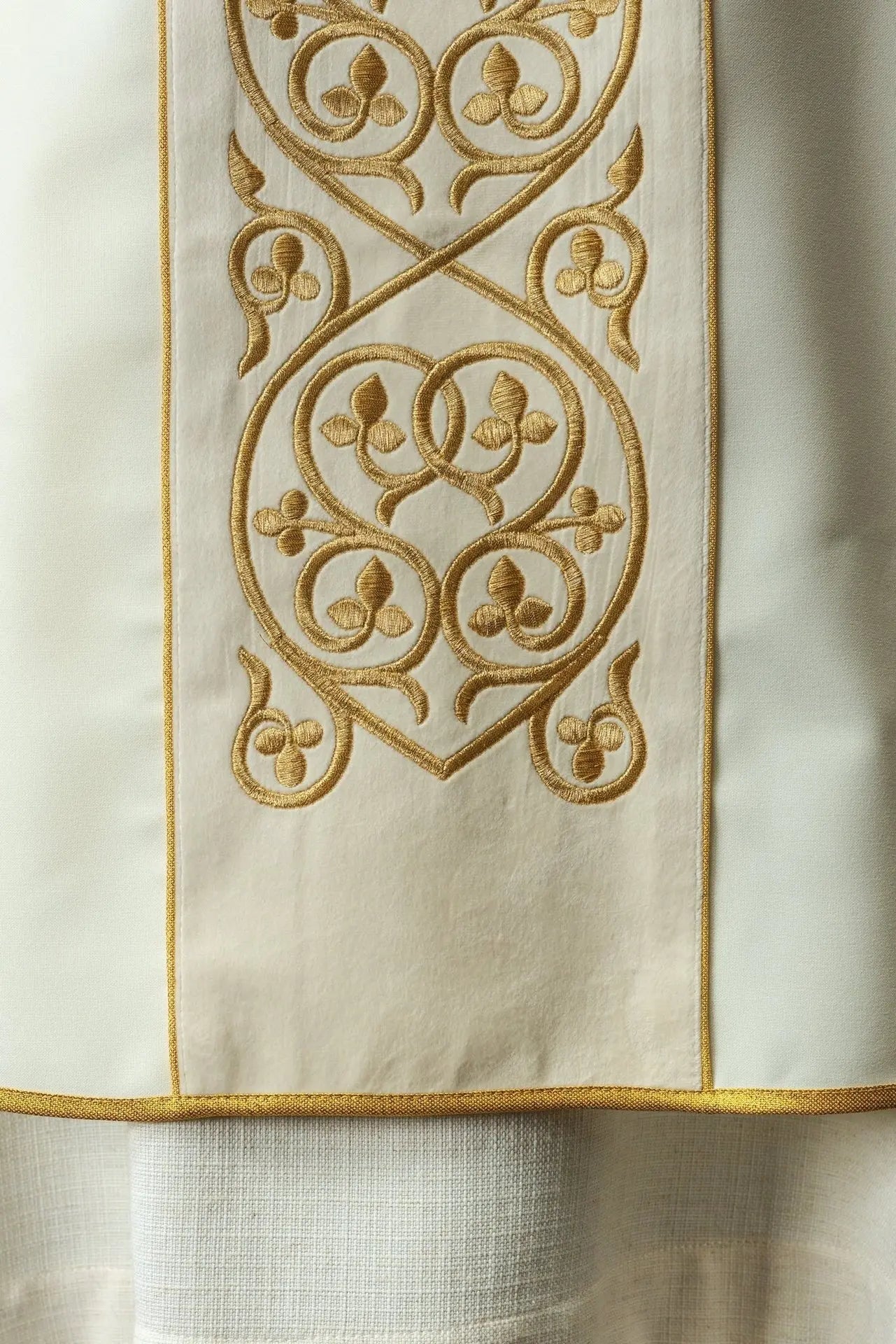 Embroidered chasuble made of ecru fabric