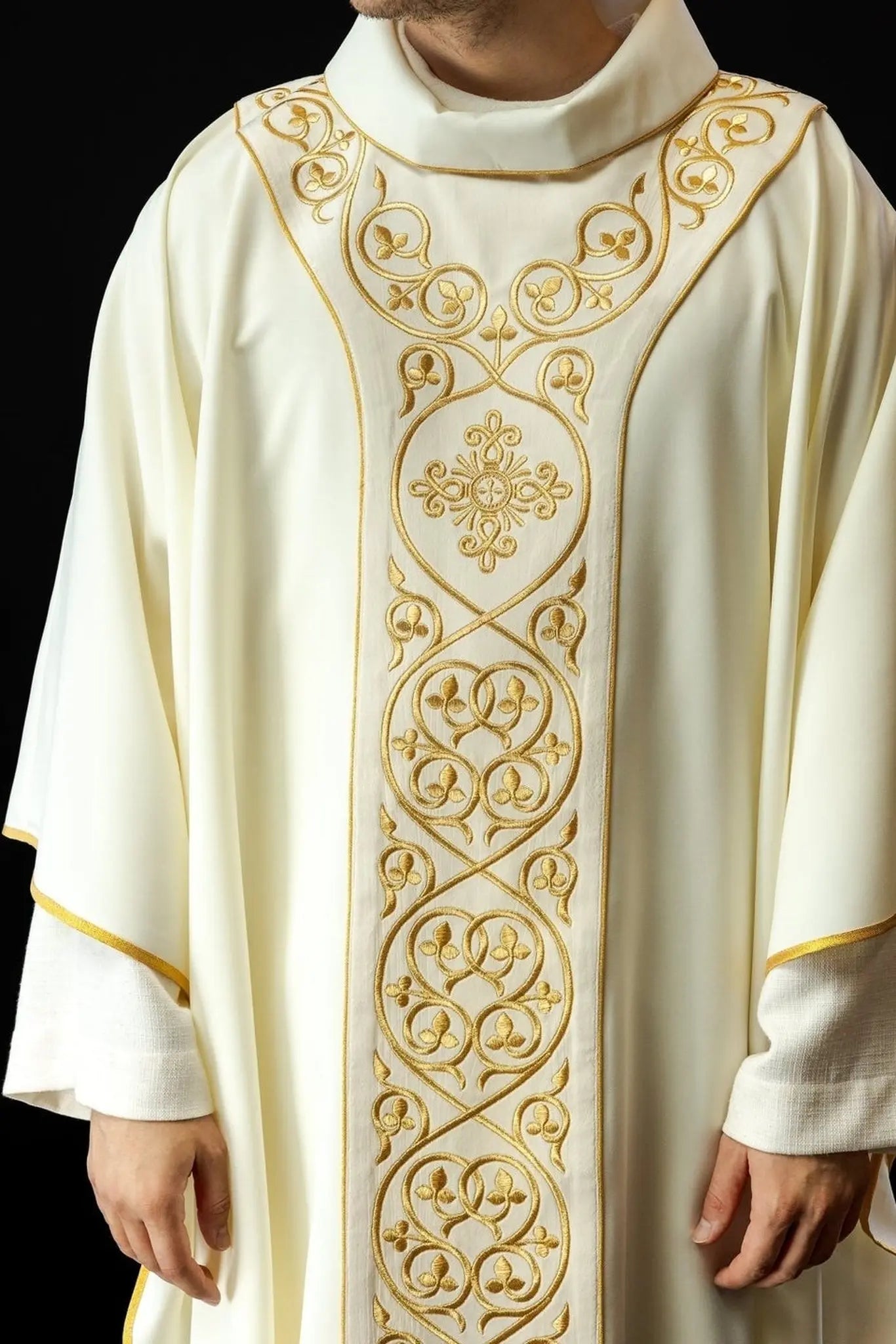Embroidered chasuble made of ecru fabric