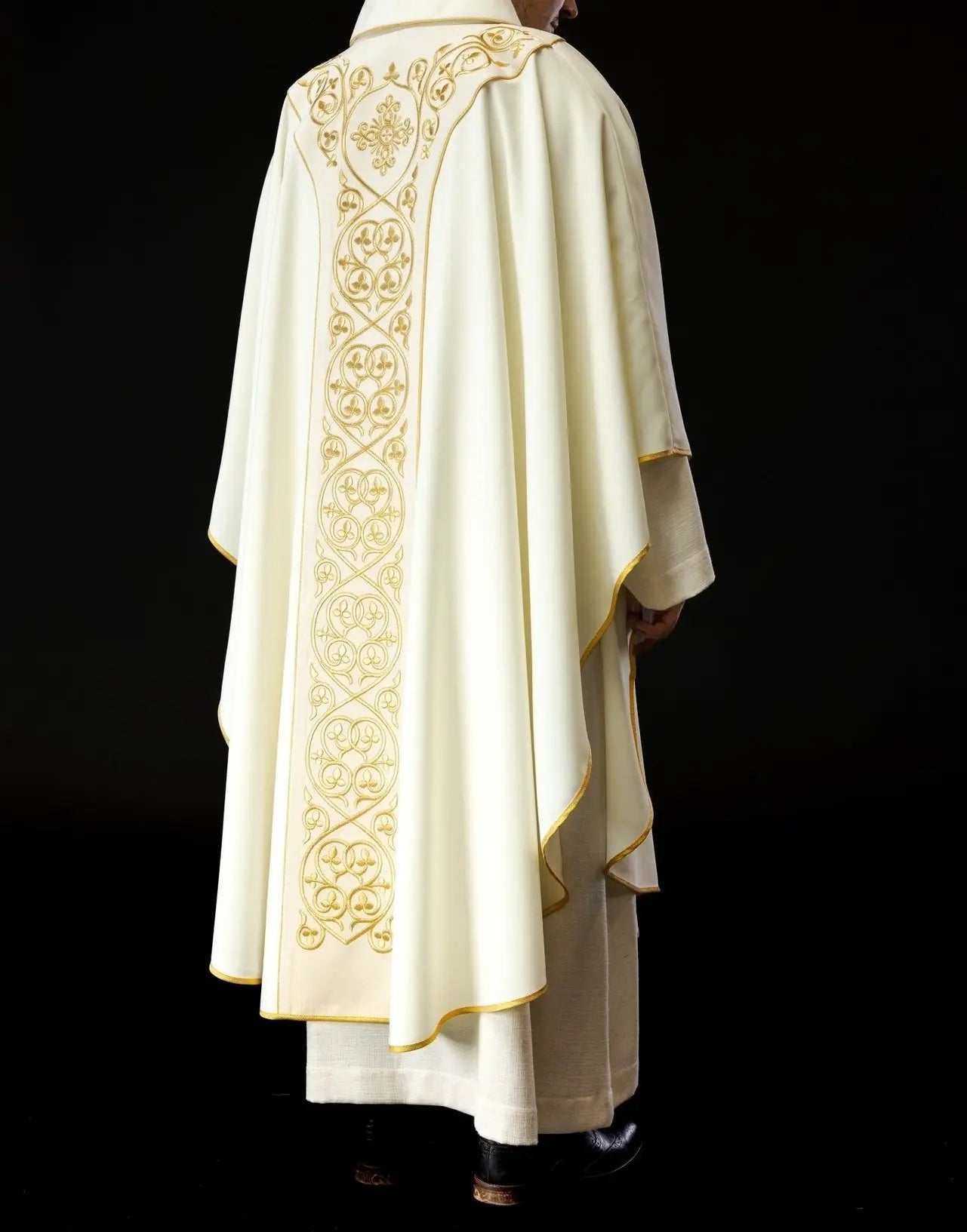 Embroidered chasuble made of ecru fabric