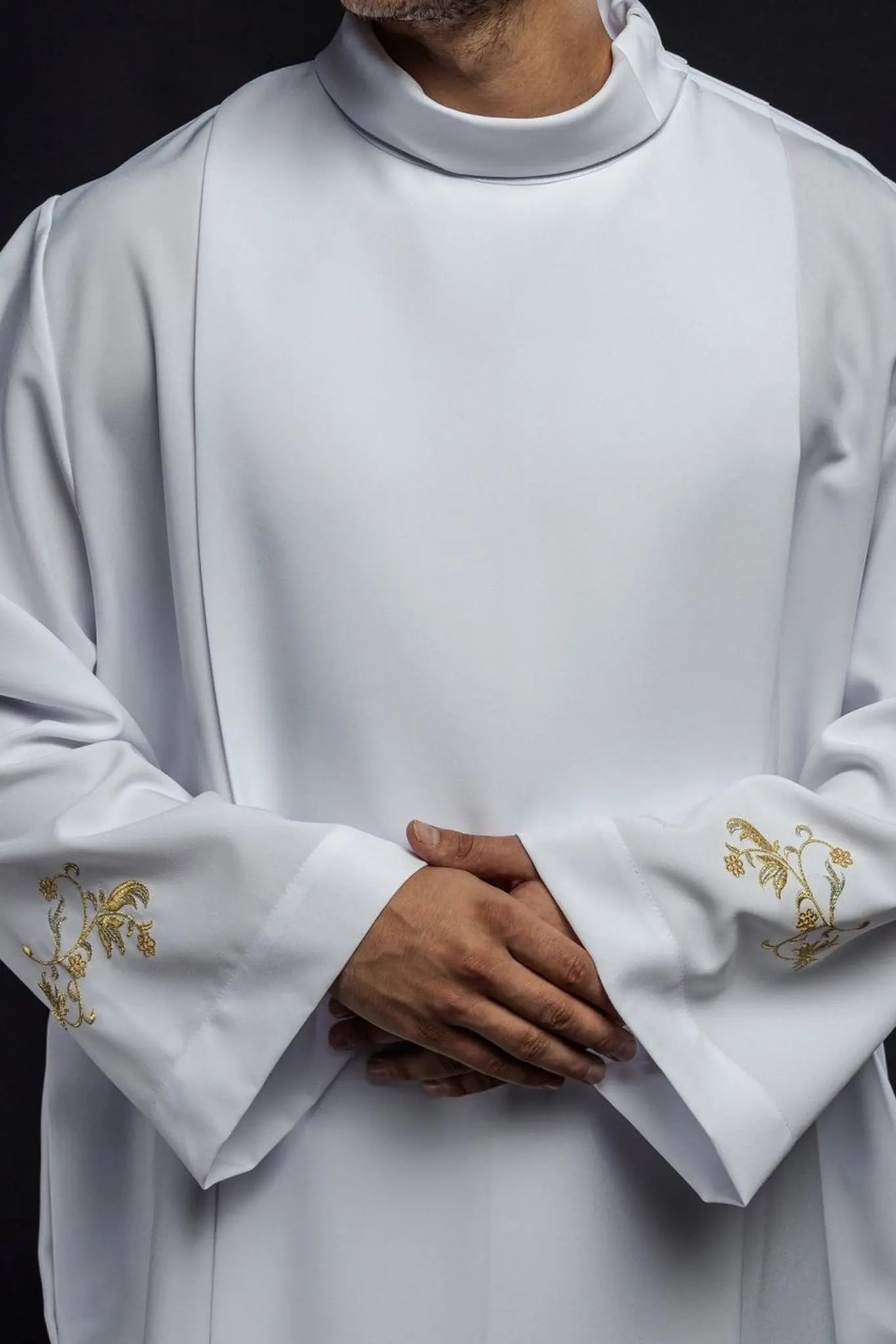 Plain turtleneck priest's robe White decorative embroidery