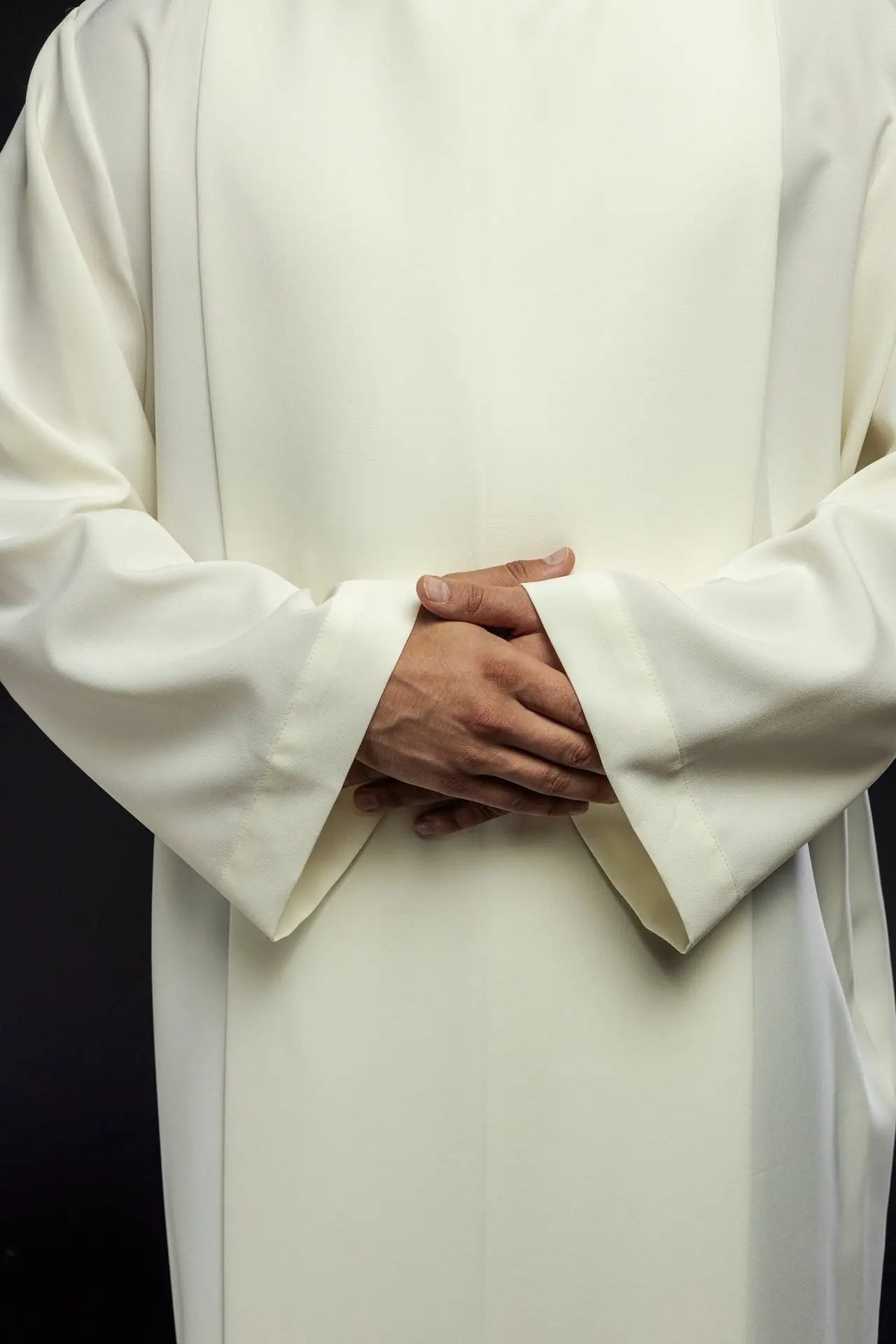 Túnica lisa de cuello alto para sacerdote color crudo