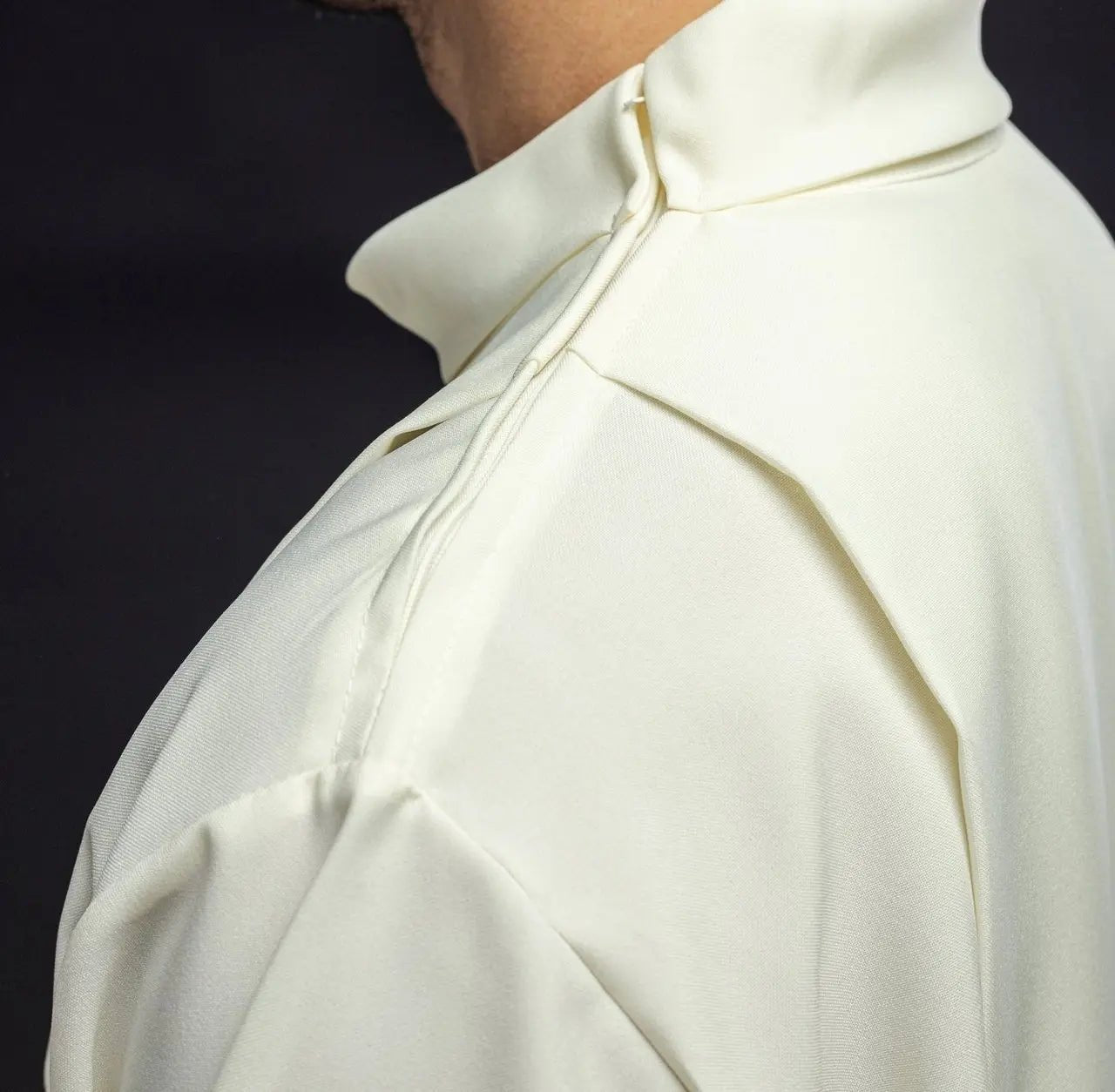 Túnica lisa de cuello alto para sacerdote color crudo