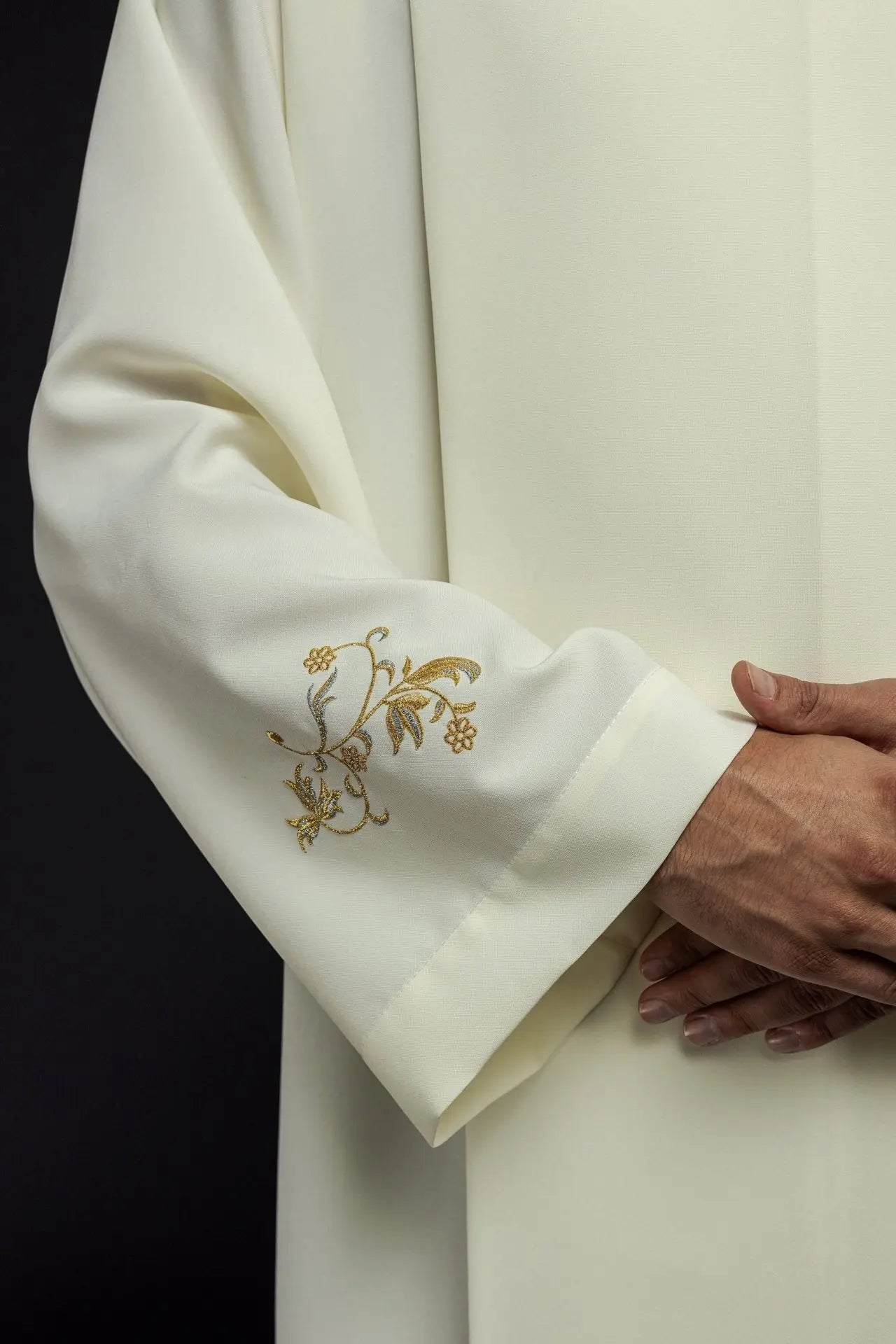 Plain turtlenecked priest's robe Ecru decorative embroidery
