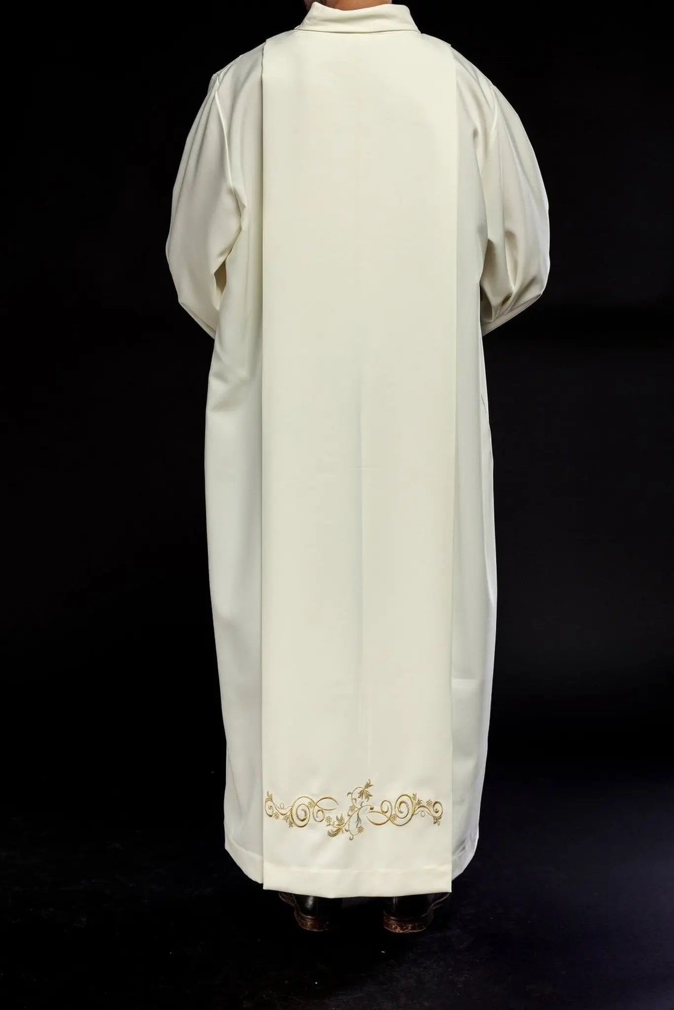 Túnica sencilla de cuello alto para sacerdote Bordado decorativo color crudo